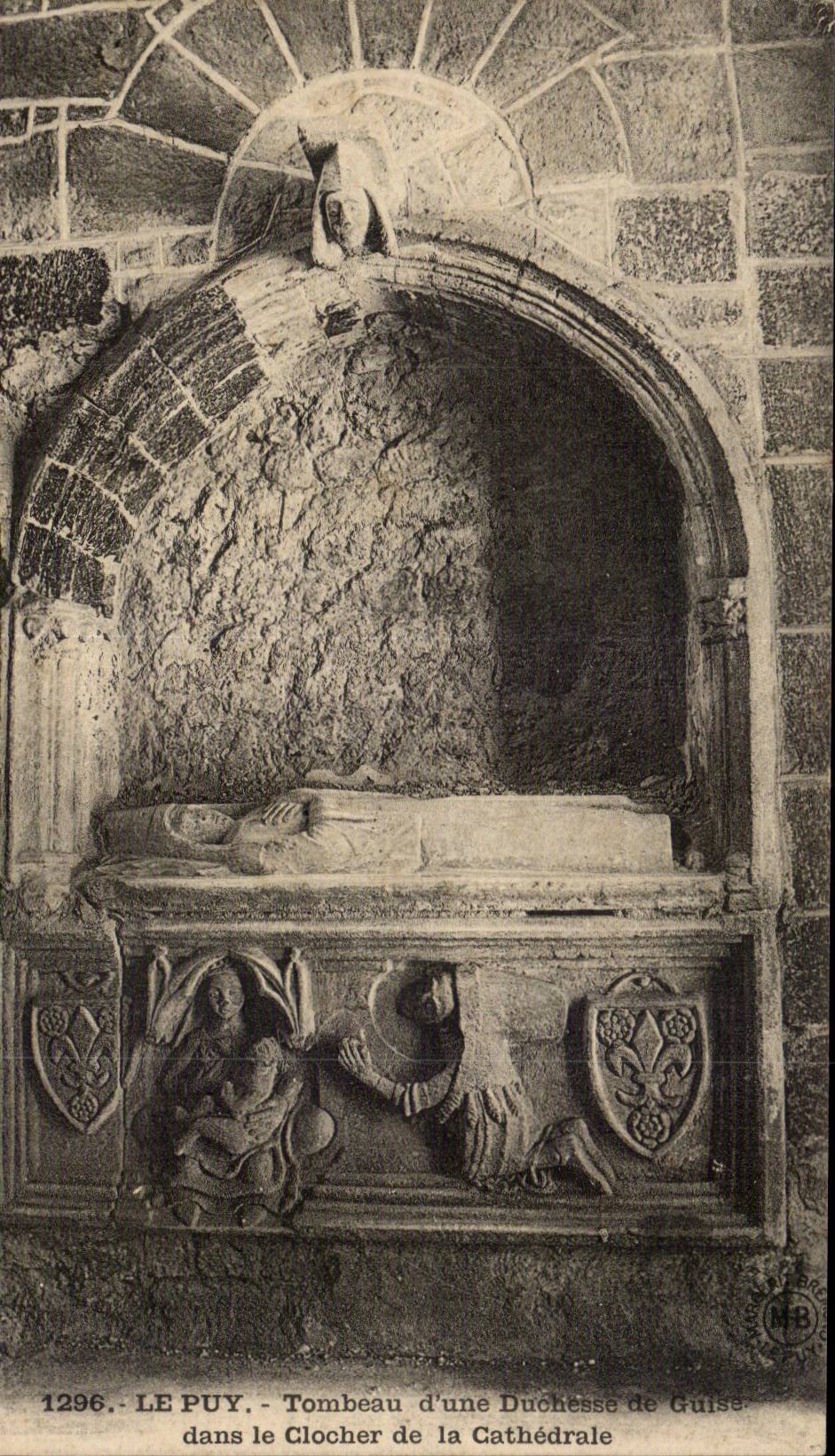 Le Puy CPA Tombeau d'une duchesse de Guise dans le clocher de la cathedrale