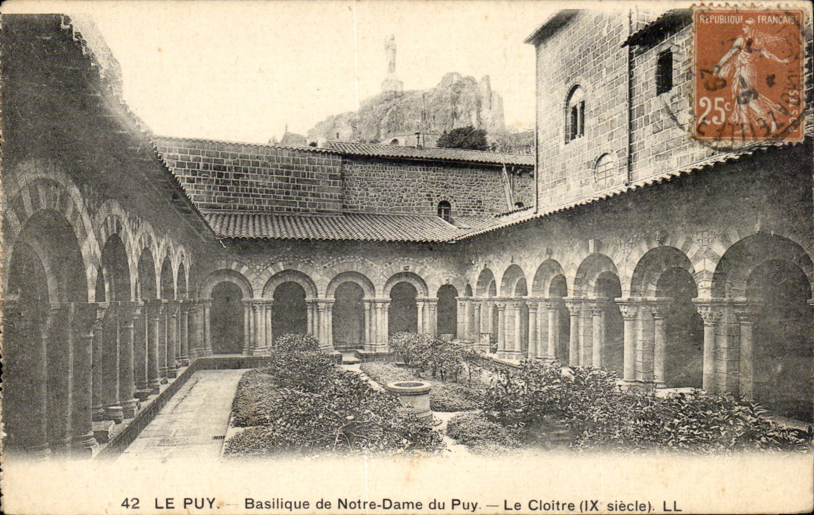 Le Puy CPA Basilique de Notre DAme du Puy Le cloitre