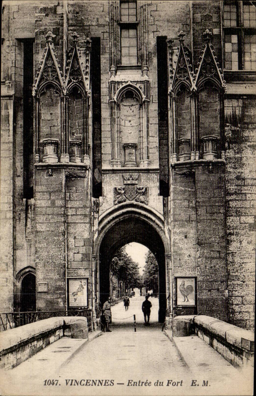 Vincennes CPA Entering of the fort