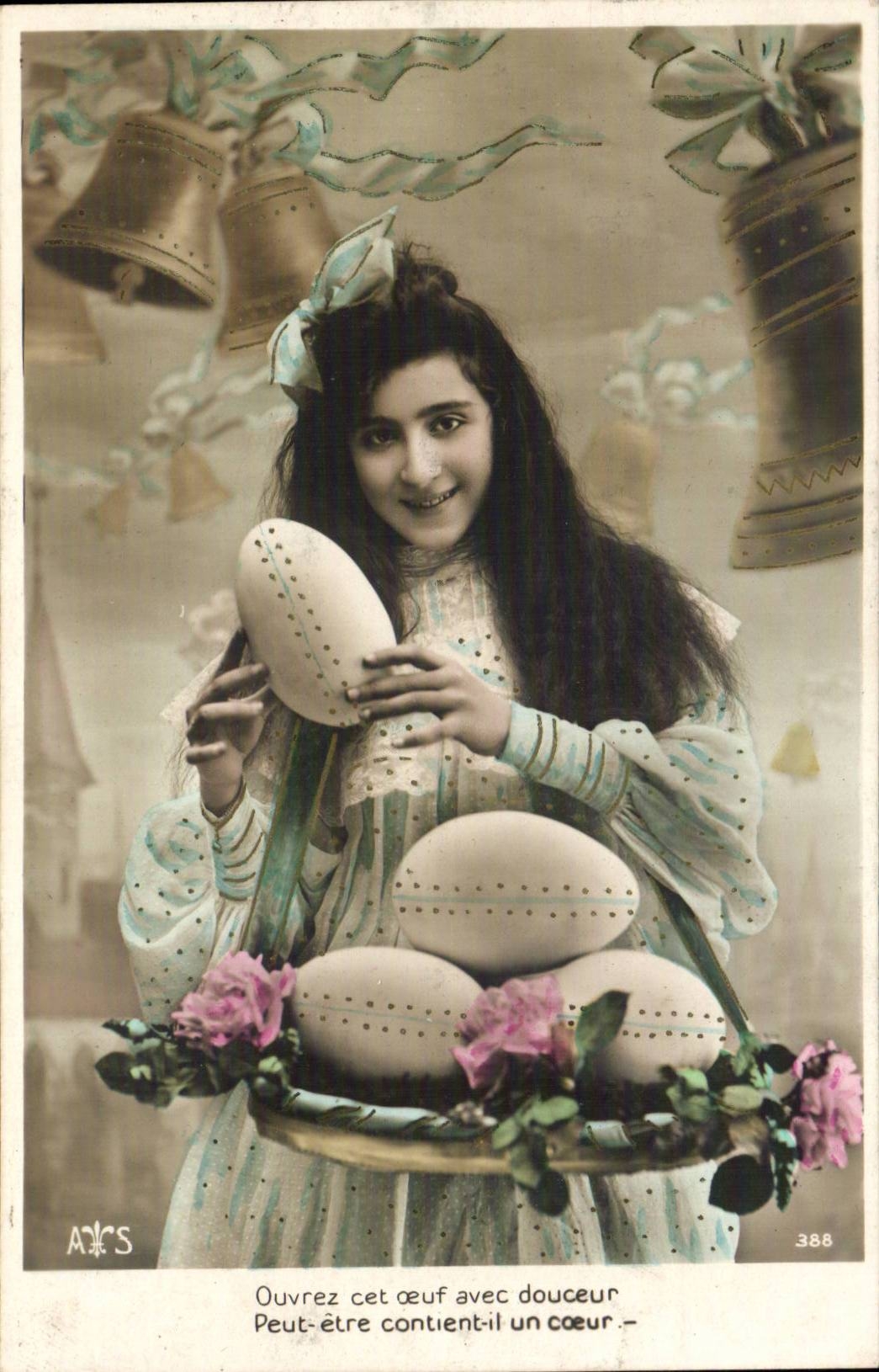 CPA Fantaise Enfant Fass Oeufs Ostern Cloche