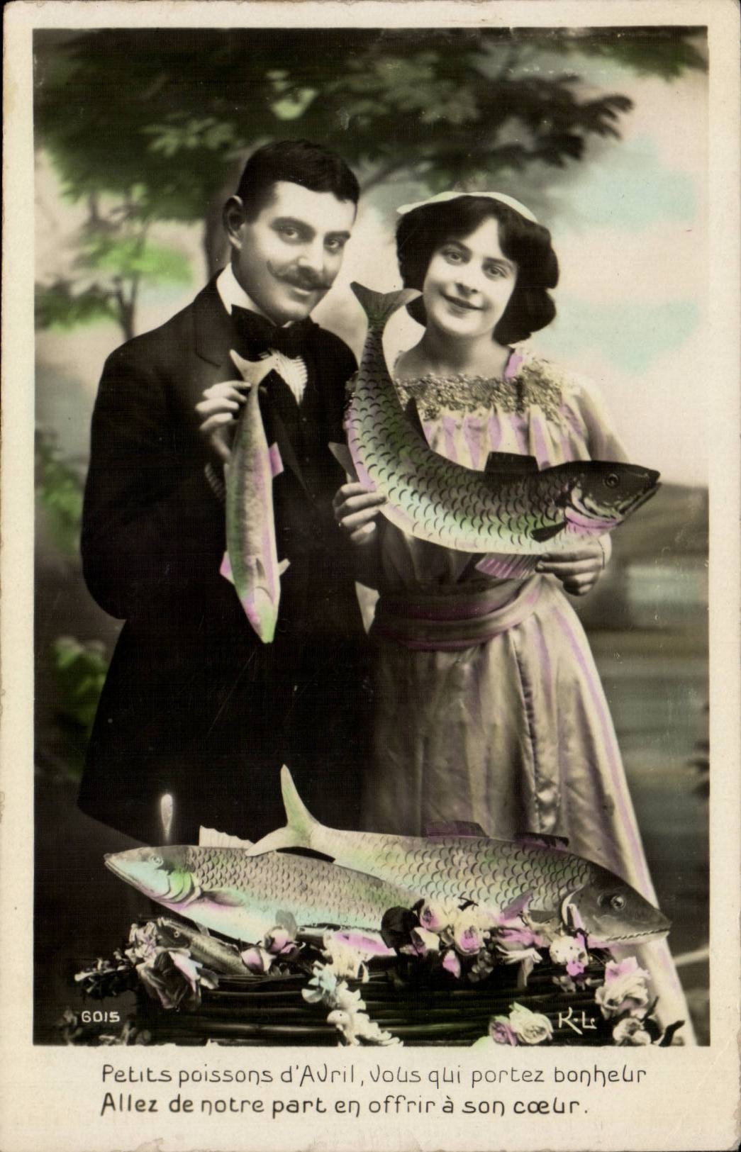 CPA Fantaise Woman Easter Easter April 1st fish