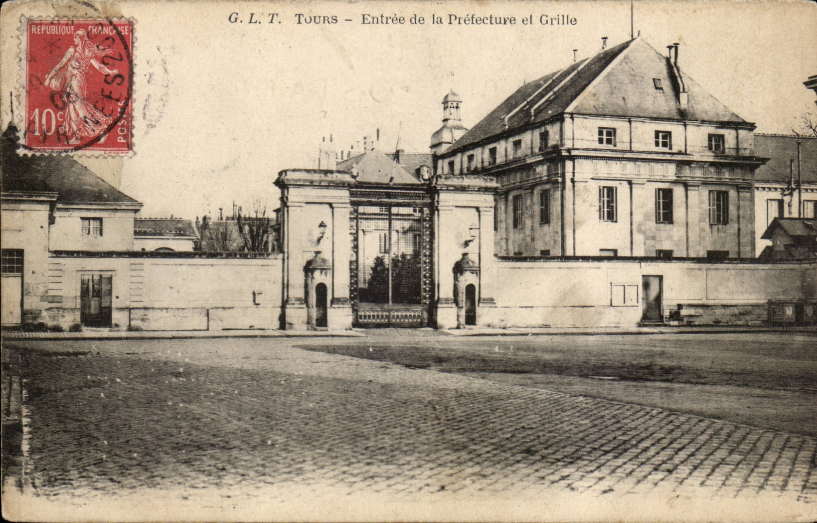 Tours CPA Entree de la prefecture et grille