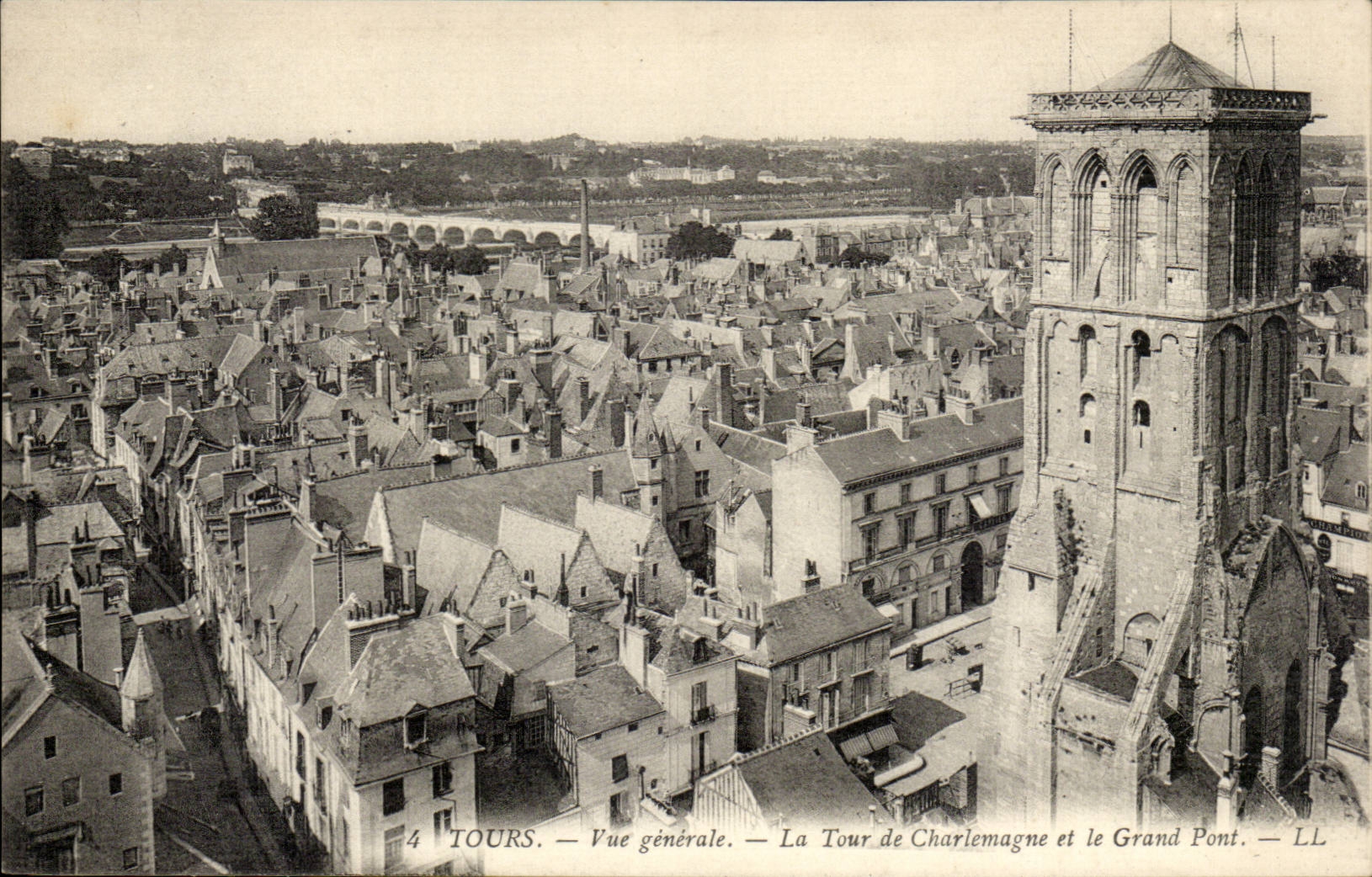 Tours CPA Vue generale Tour Charlemagne et le grand pont