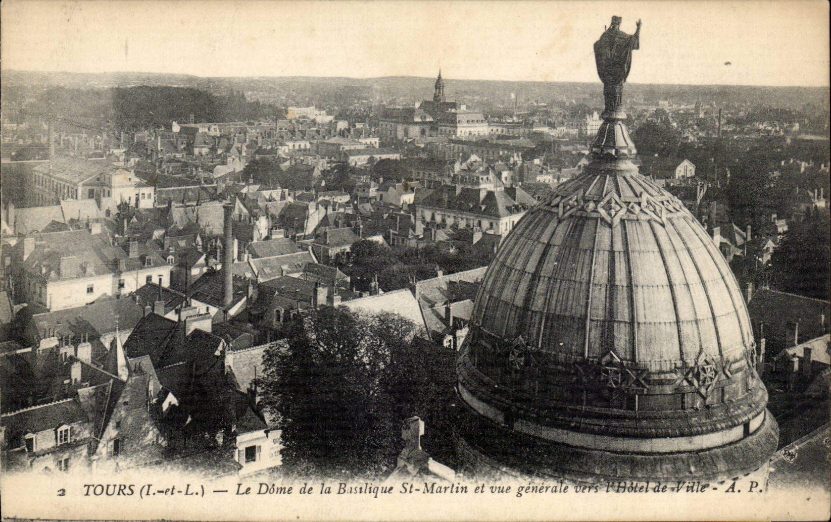 Tours CPA Dome de la basilique St Martin et vue generale vers l'hotel de ville