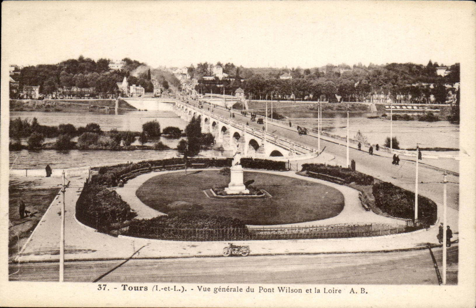 CPA Tours Vue generale du pont Wilson et la Loire