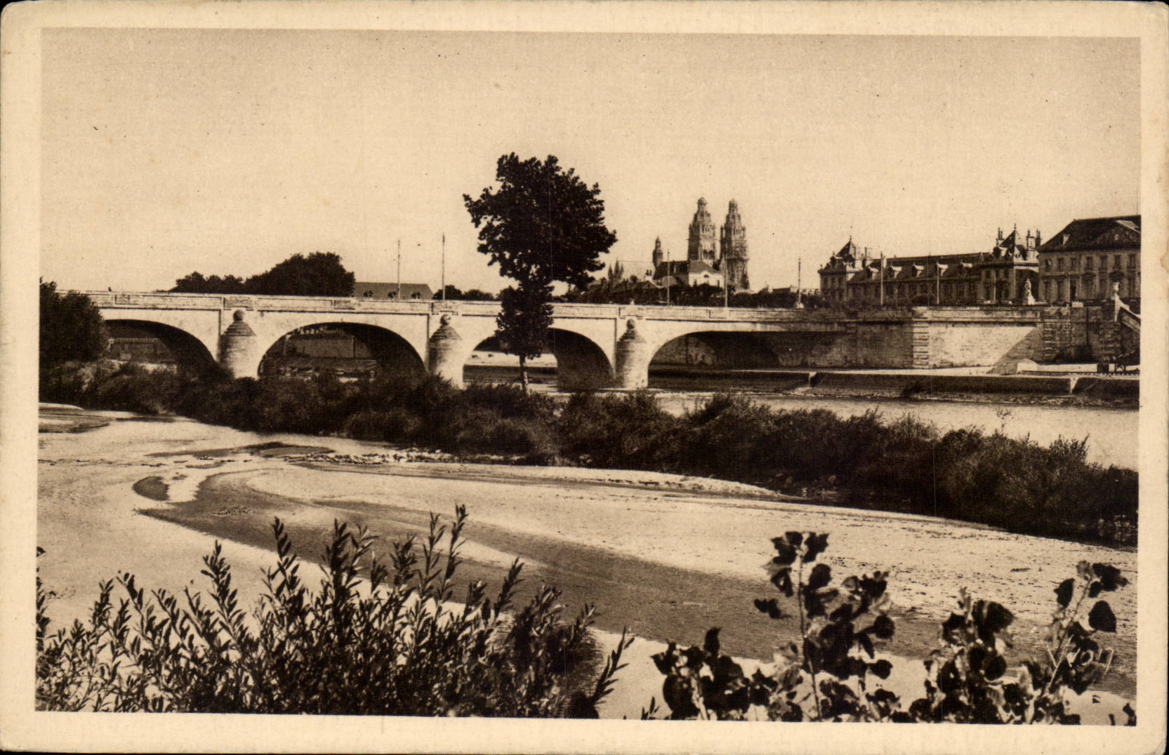 CPA Tours Le pont de pierre