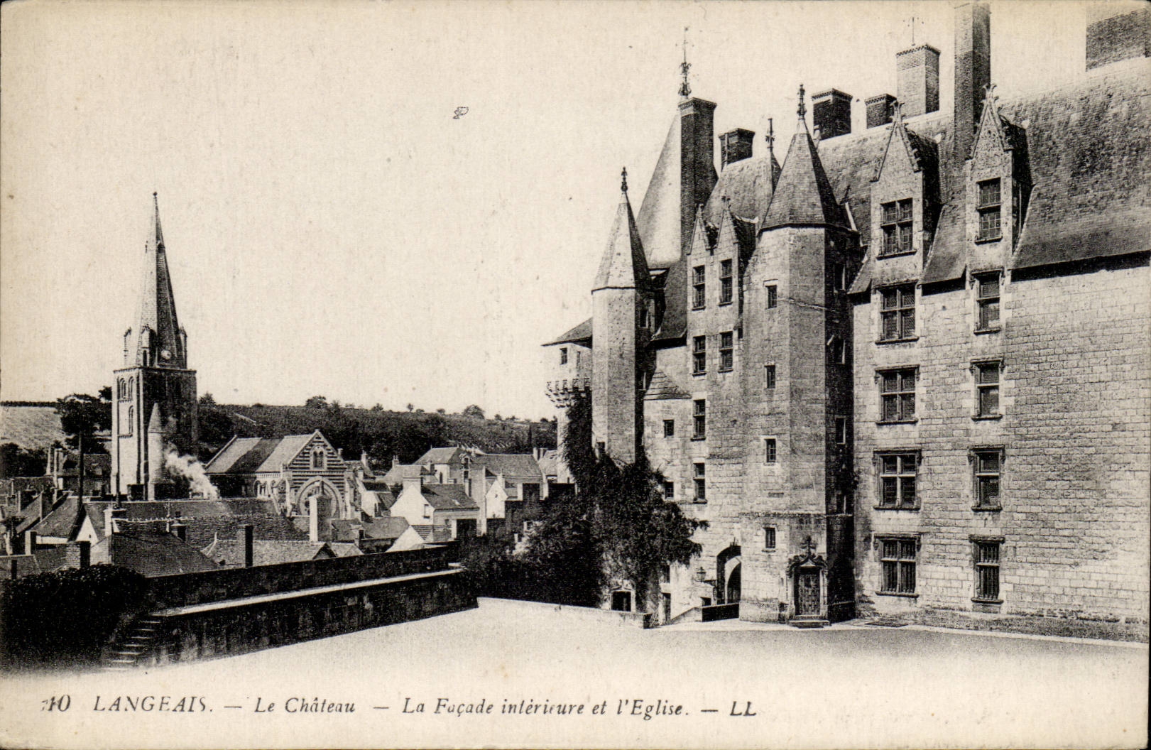 Langeais - Le Chateau - Facade Interieure et l'Eglise - CPA