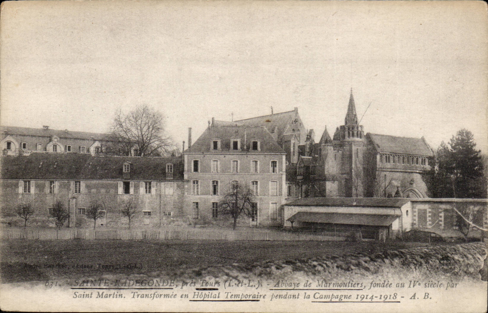 Pres de Tours -Abbaye de Marmoutiers fondee en IV siecle par Saint Martin - Hopital dans la Campagne 1914 - CPA