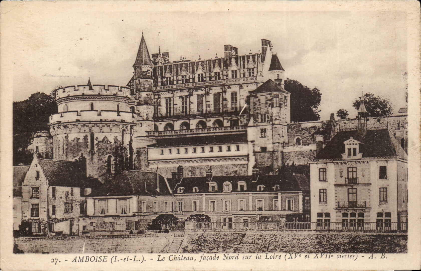 Amboise - Le Chateau facade Nord sur la Loire - CPA