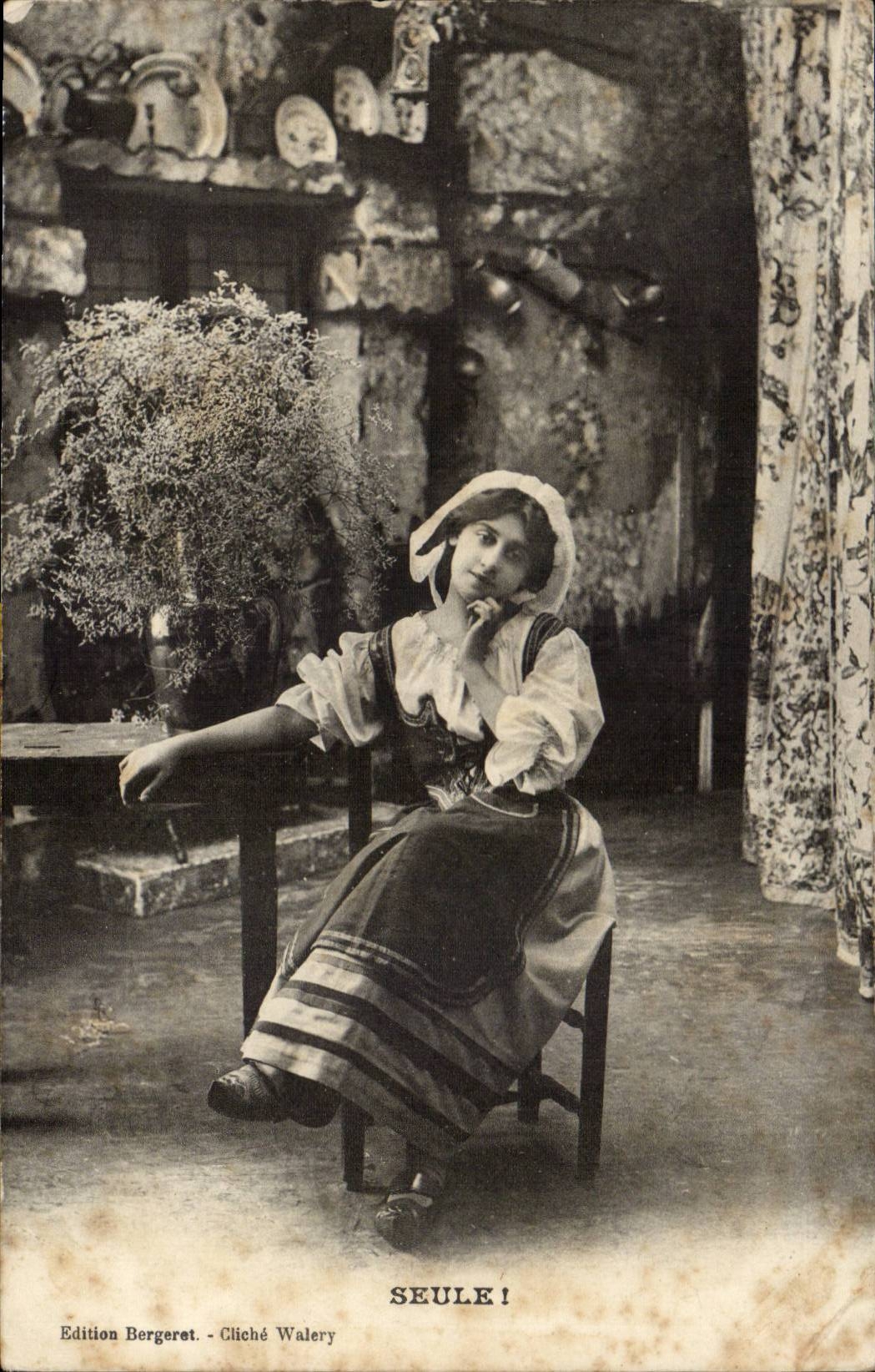 CPA Folklore Woman alone!