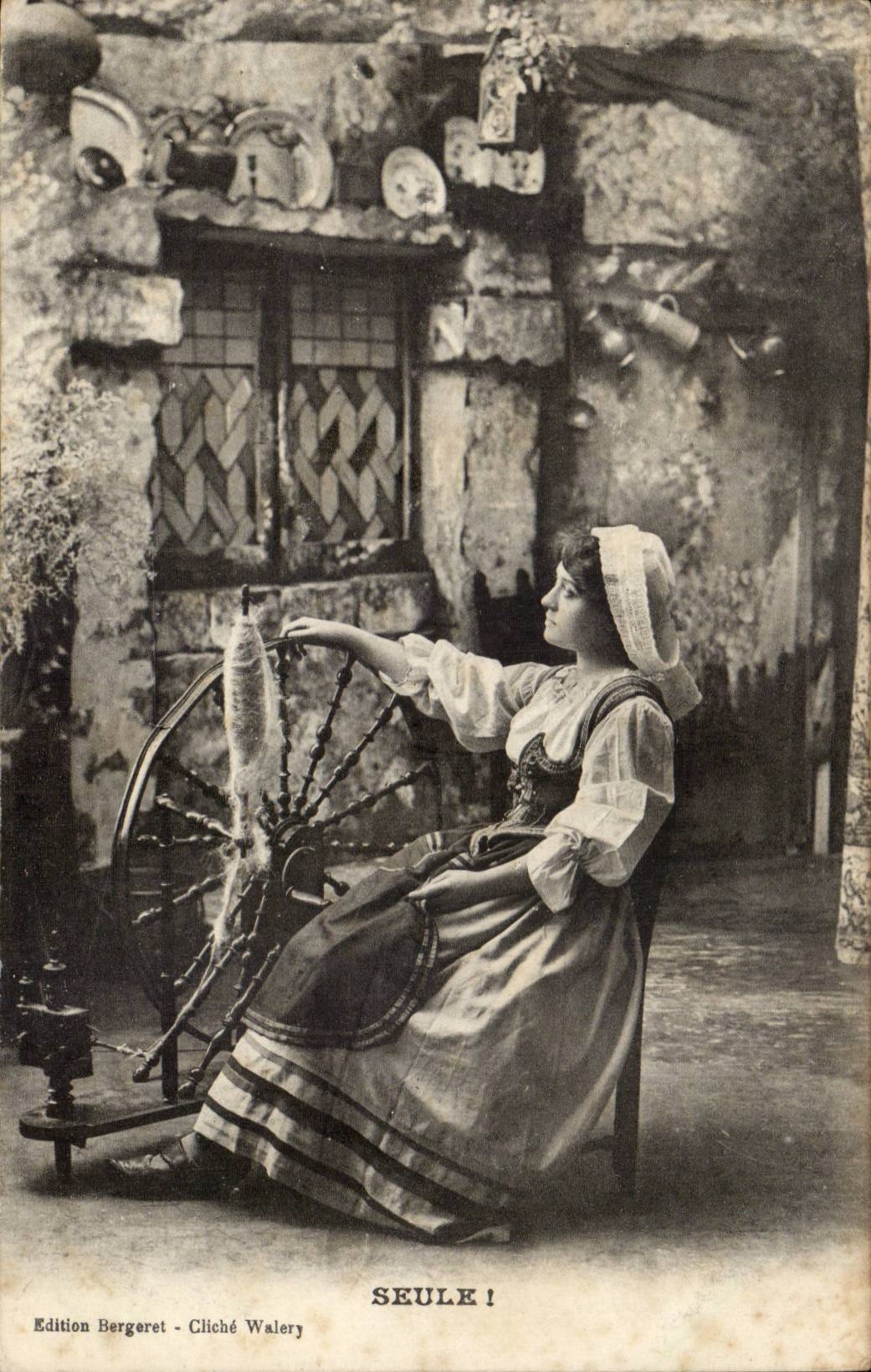 CPA Folklore Woman alone! (ropemaking machine wheel)