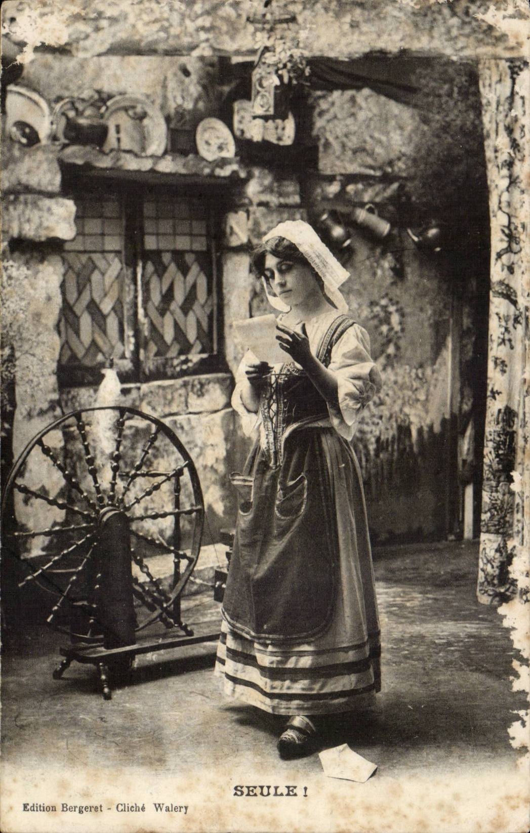 CPA Folklore Woman alone! (ropemaking machine wheel)