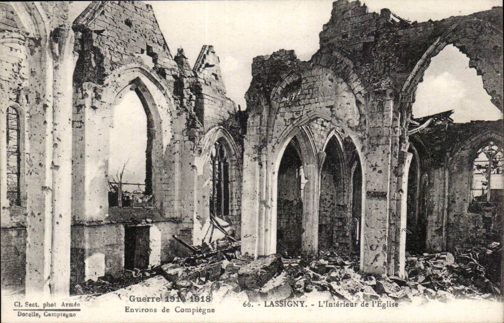 Umlagerungen Compiegne CPA Lassigny des Innenraums der Kirche