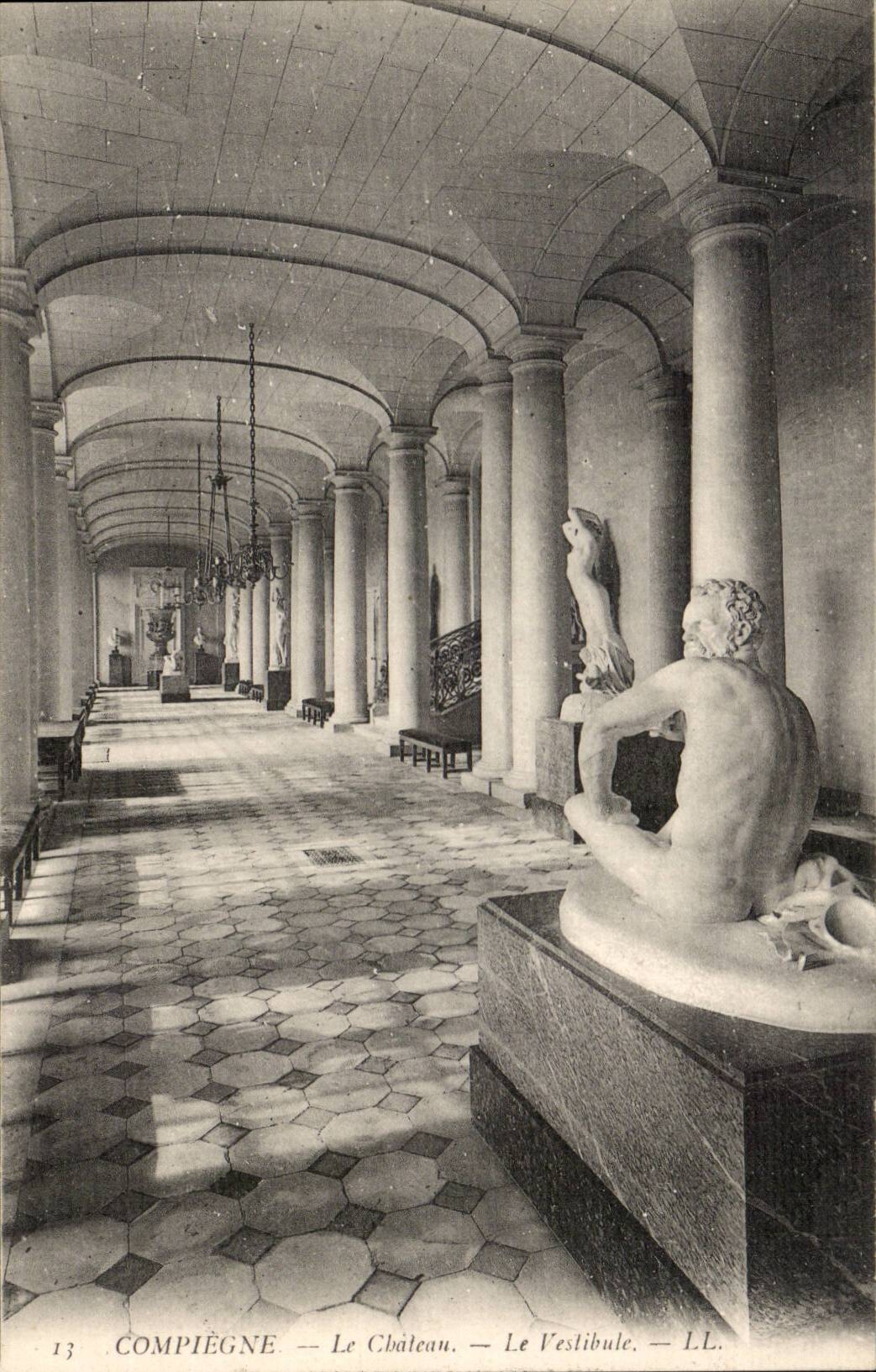 Bohrgerat von Compiegne CPA das Schloss die Halle