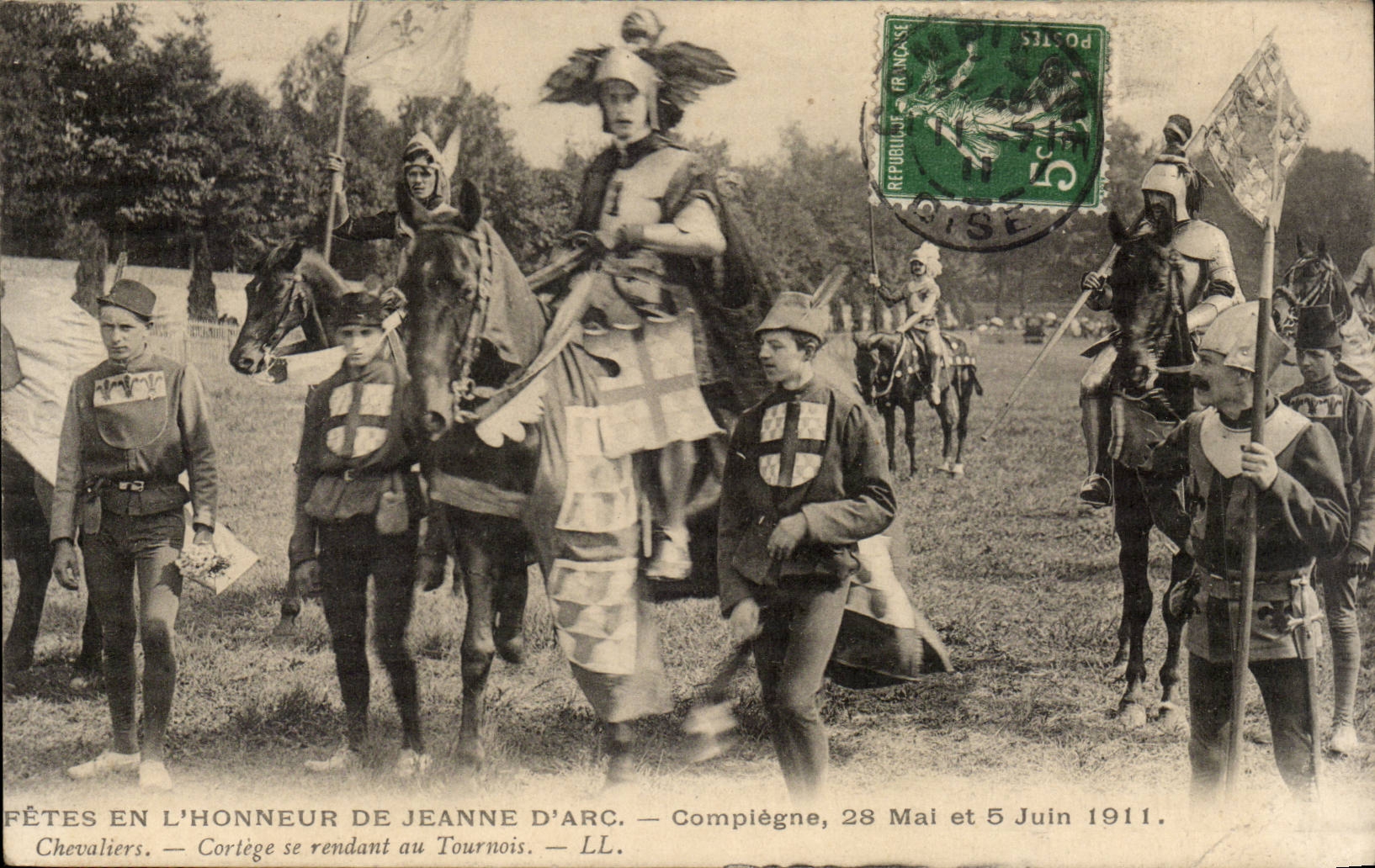 Compiegne CPA feiert von Jeanne Bogen der Juni 1911-Ritter-Prozession die zu den Turnieren geht