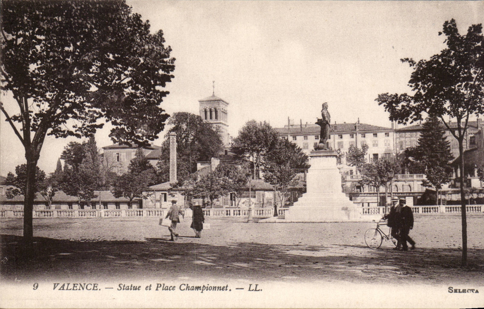 Valence CPA Statue and places Championnet