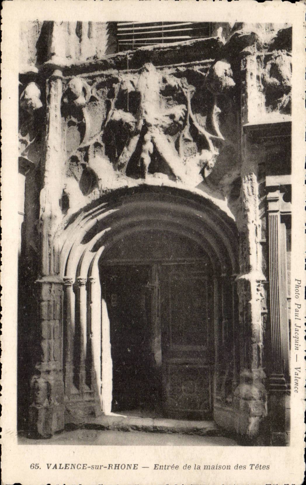 Eingang der Wertigkeit-CPA des Hauses der Kopfe