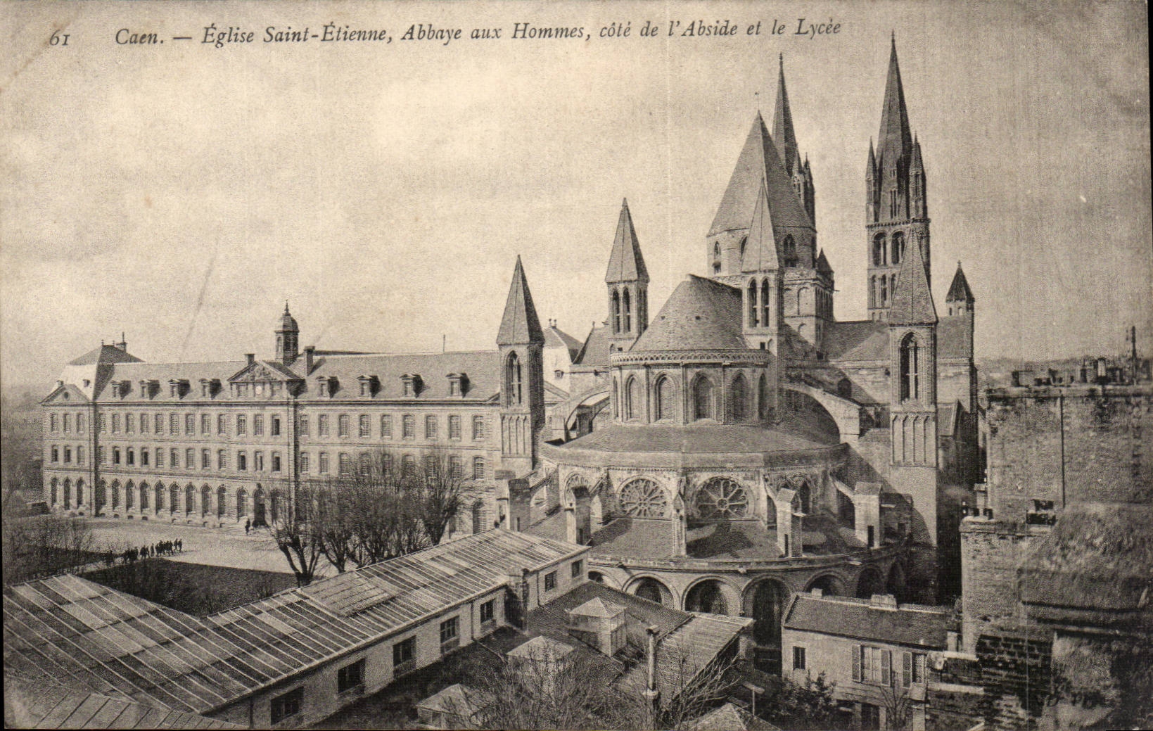 Caen CPA Eglise Saint-Etienne Abbaye mit den Mannern bemisst Apse und die Hochschule