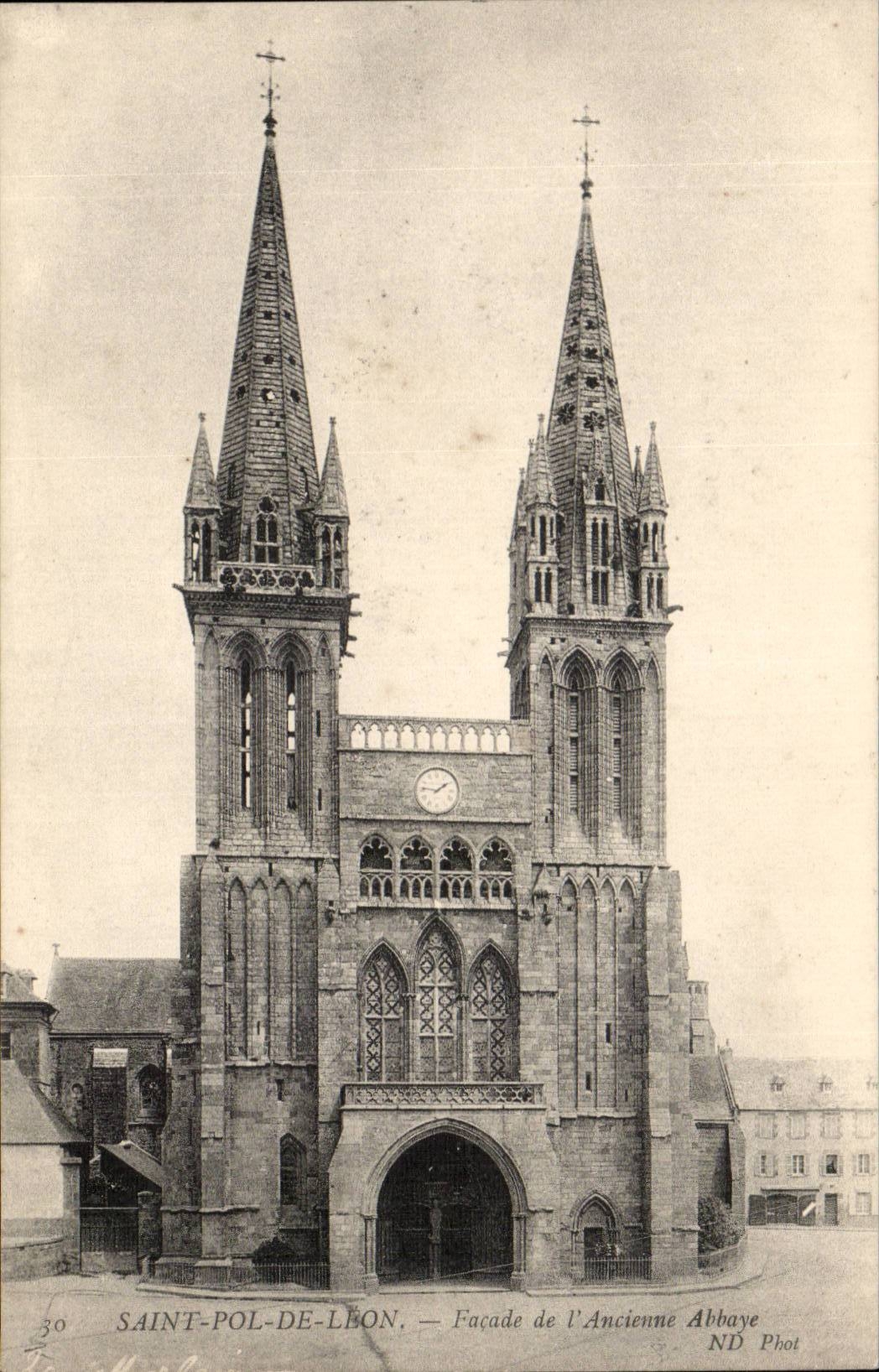 Saint pol of Leon CPA Frontage of the old abbey