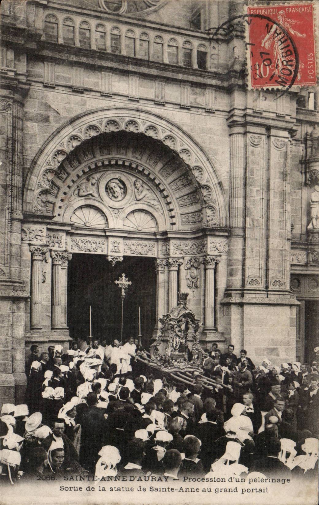 Sainte Anne d' Auray CPA Procession of a pilgrimage Left Statue Sainte Anne to the large gate