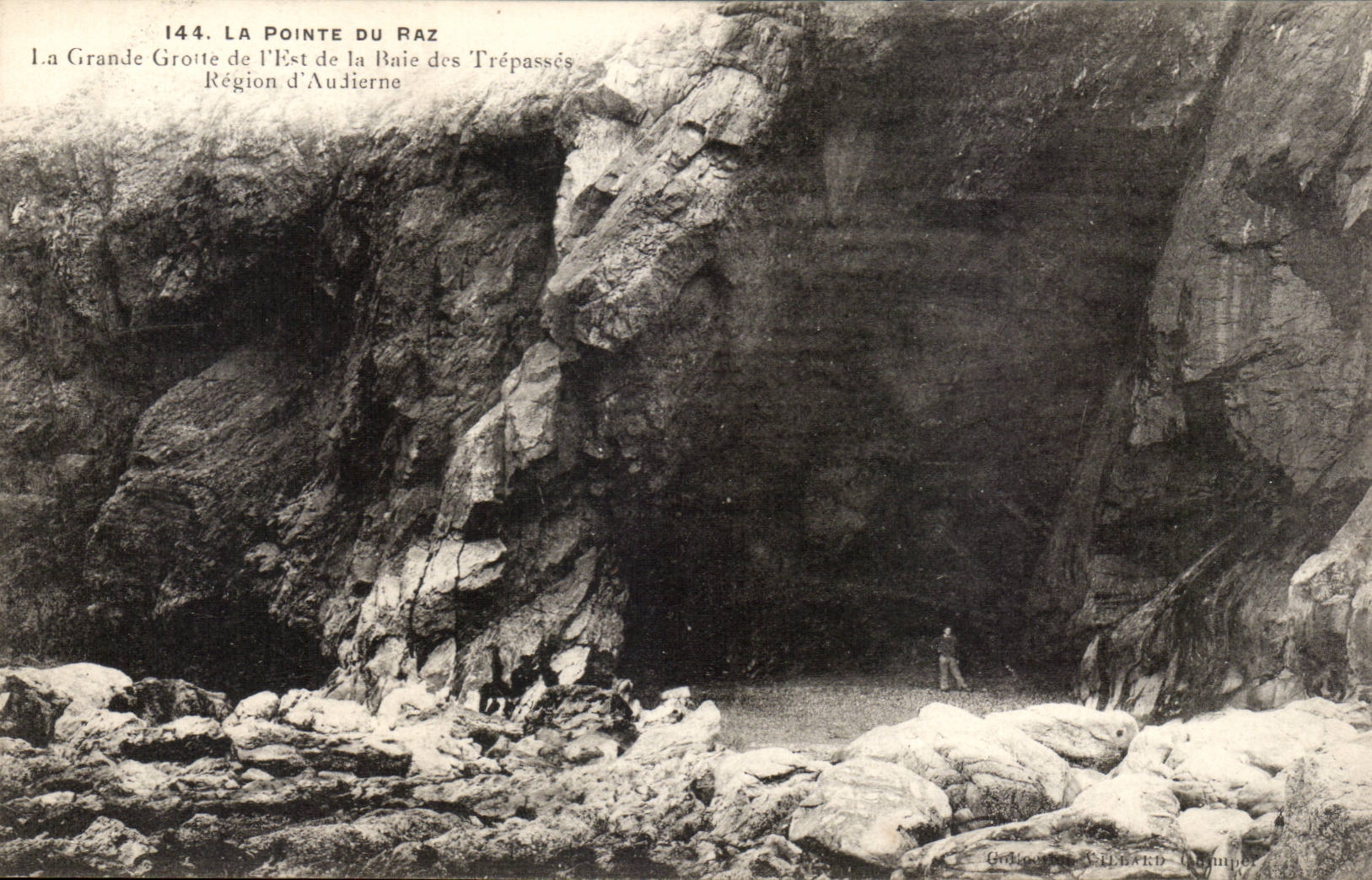 LA Pointe du Raz CPA La grande grotte de l4est de la baie des Trepasses Region d'Audierne