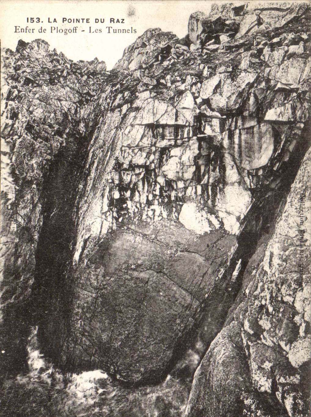 La pointe du Raz CPA Enger de Plogoff Les tunnels