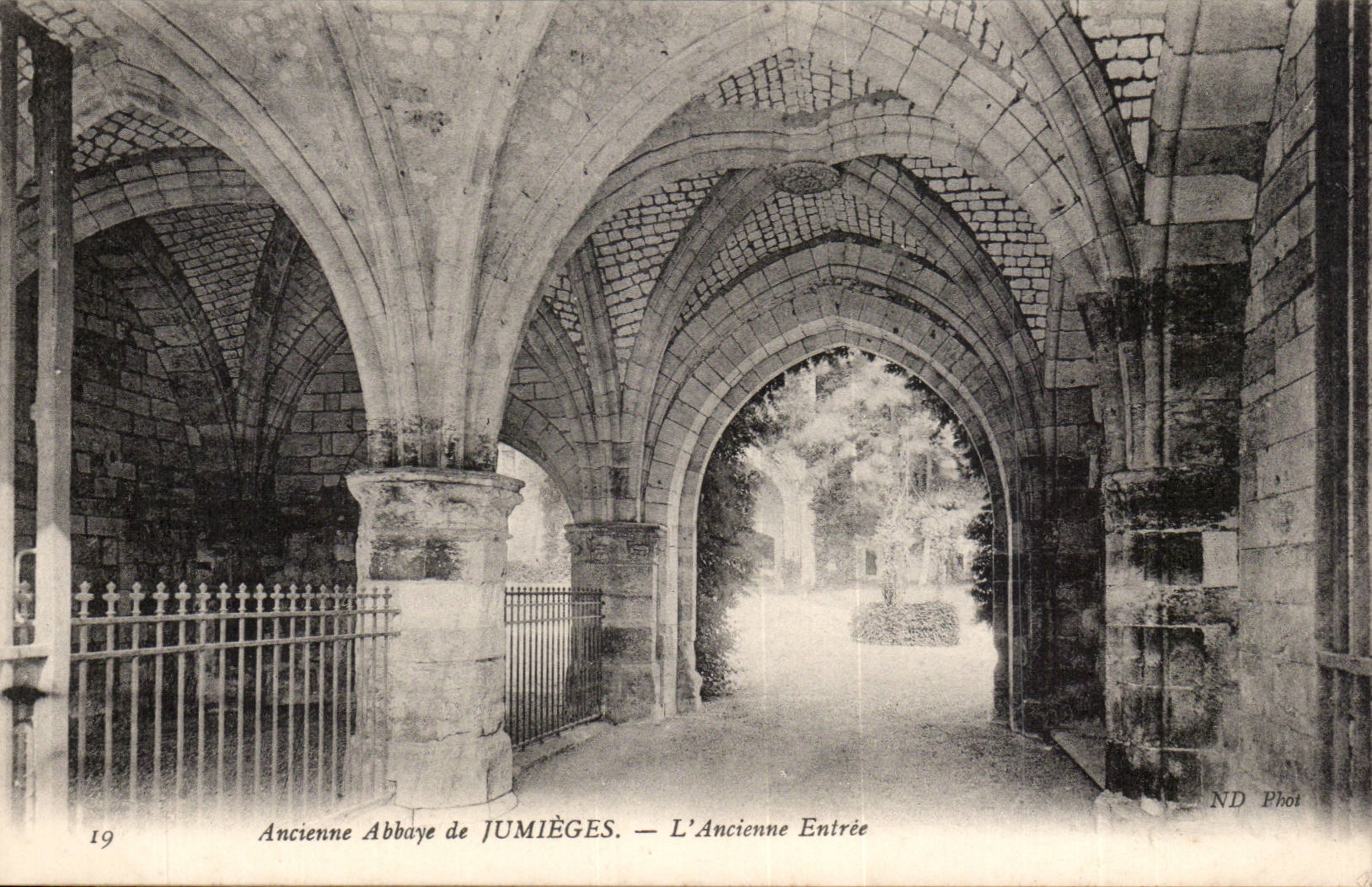 Old abbey of Jumieges CPA old the entreee