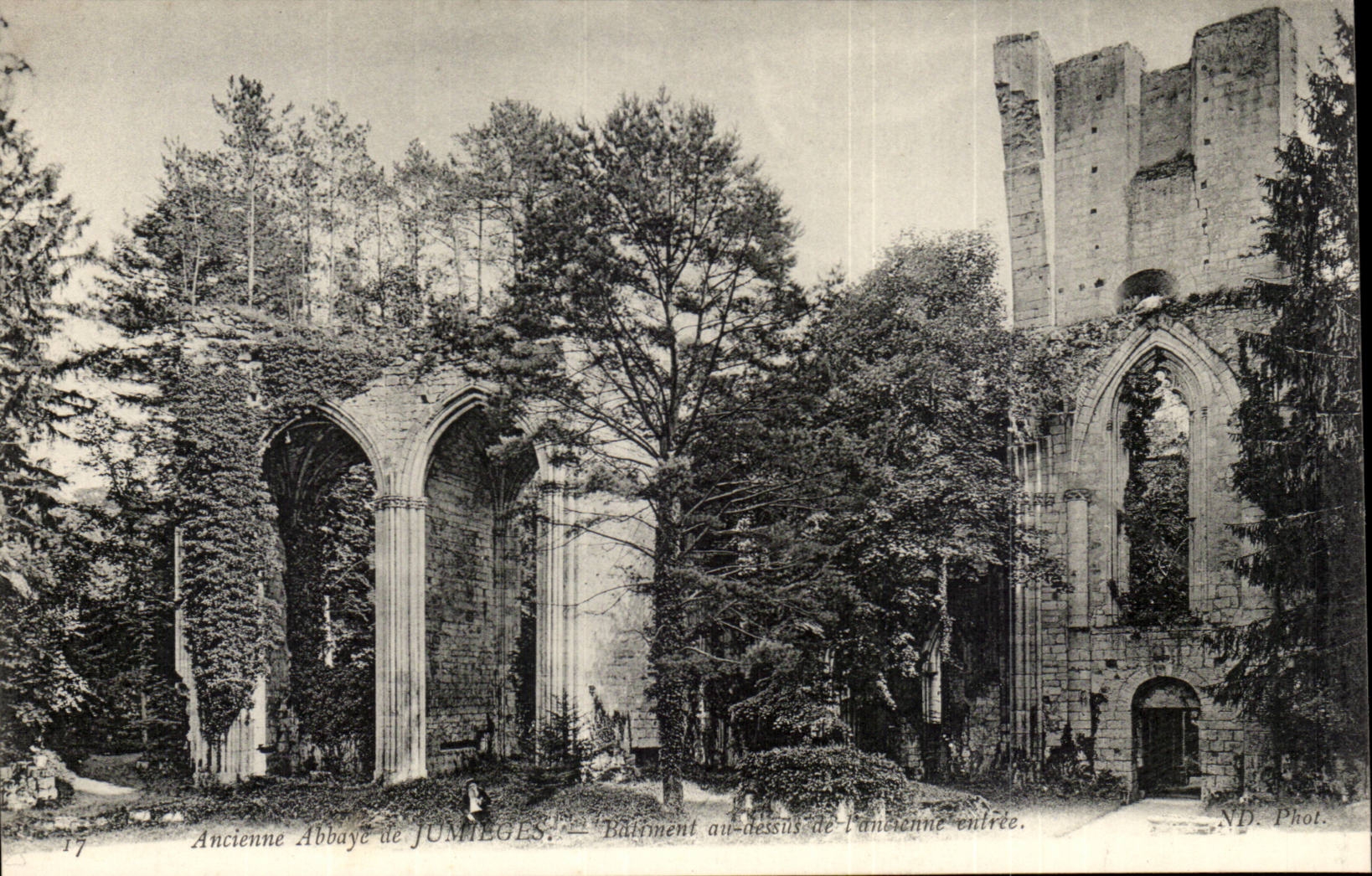 Old Jumieges CPA abbey of Jumieges Building to the top of old Entering
