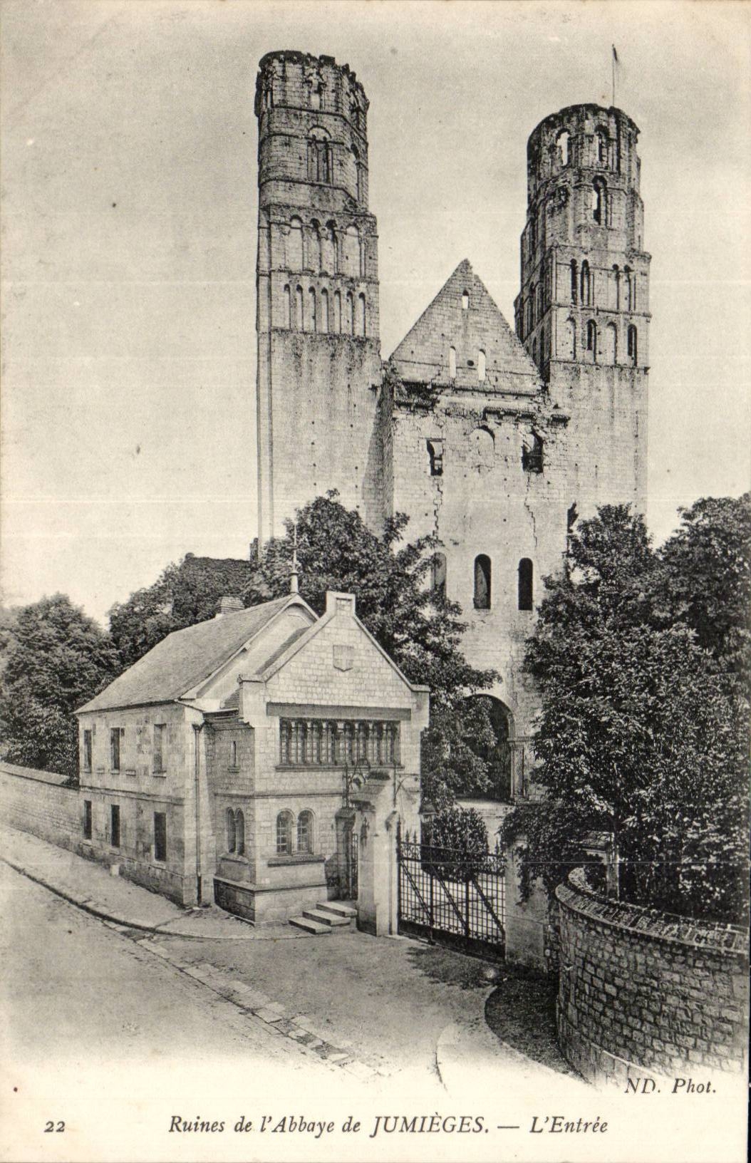 Old Jumieges CPA abbey of Jumieges Entering