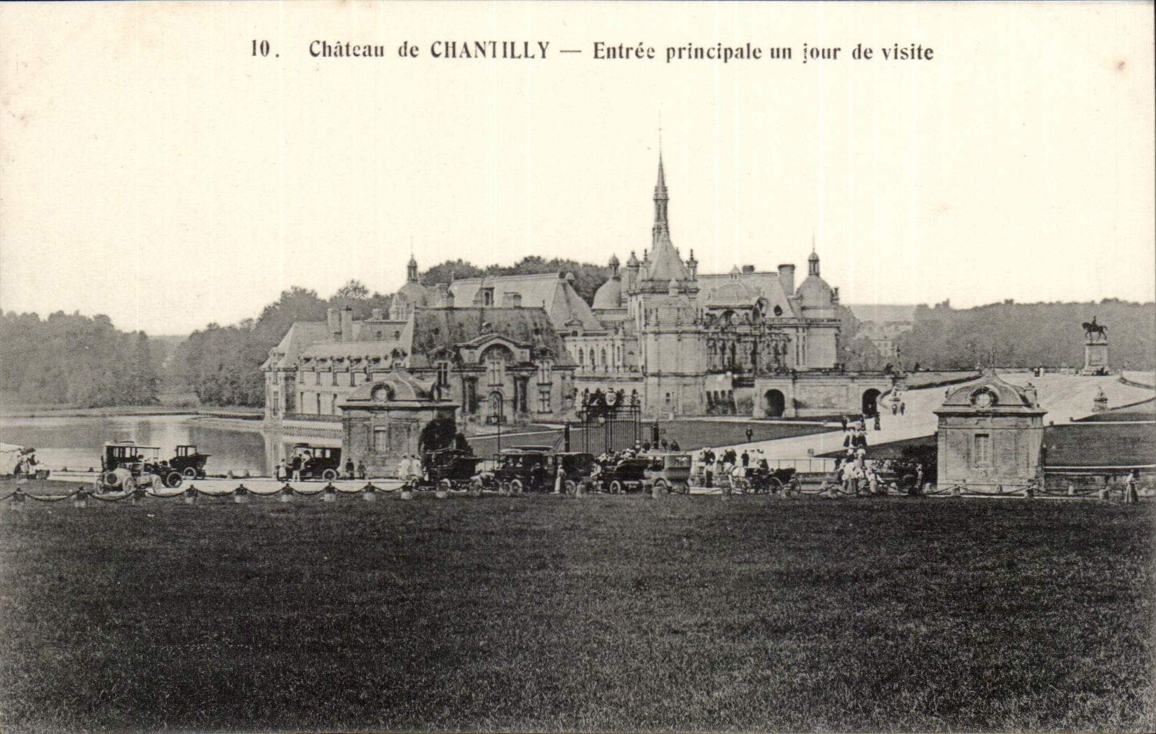 Castle of Chantilly CPA Main entrance one day of visit