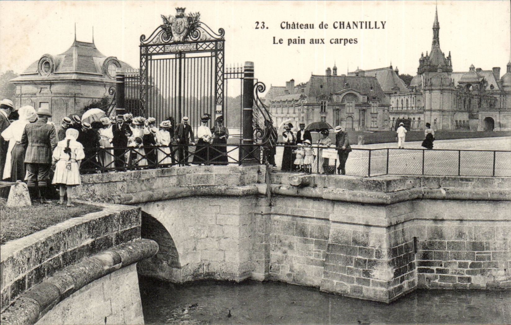 Castle of Chantilly CPA bread with carps