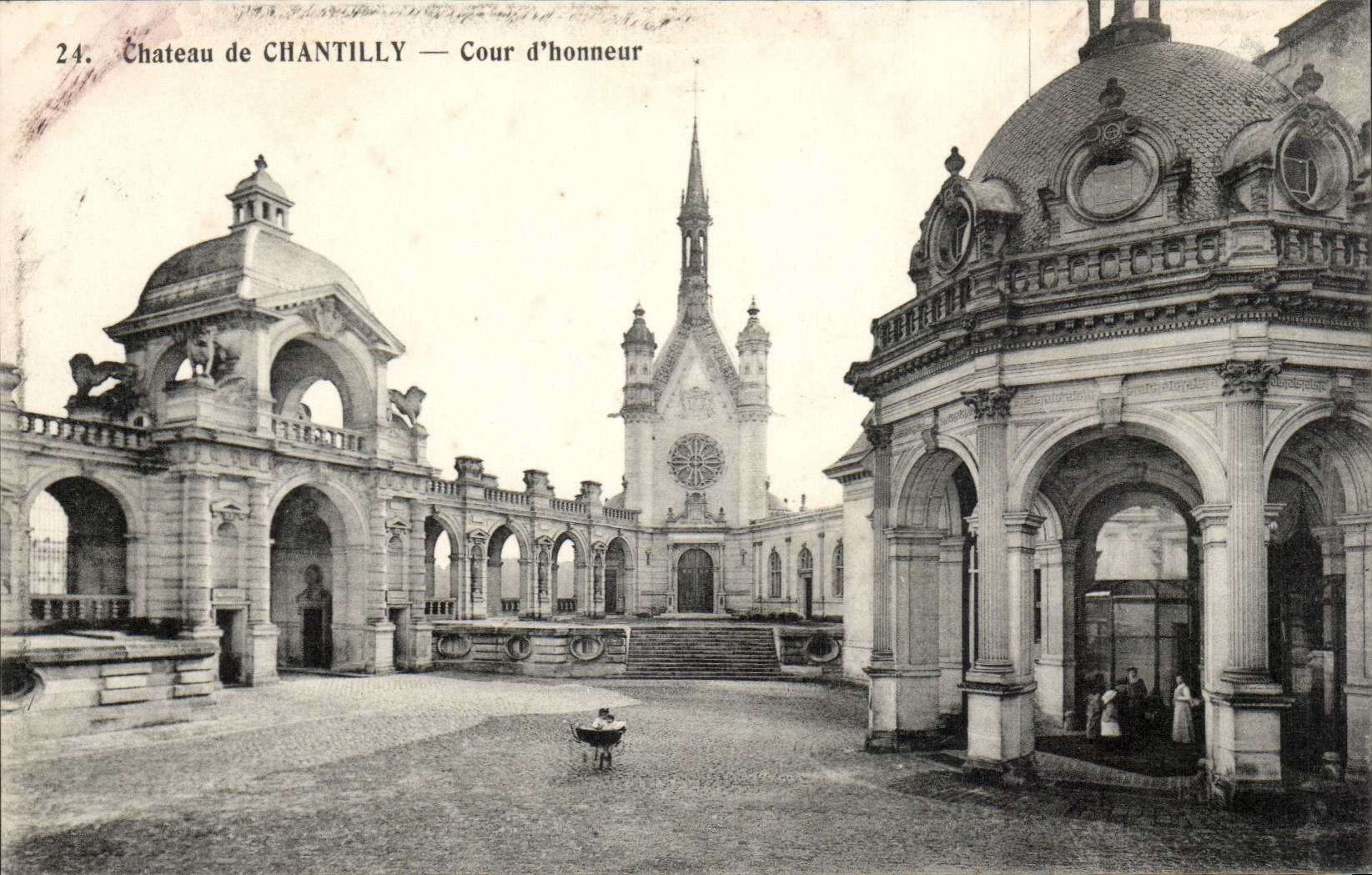 Castle of Chantilly CPA Main courtyard