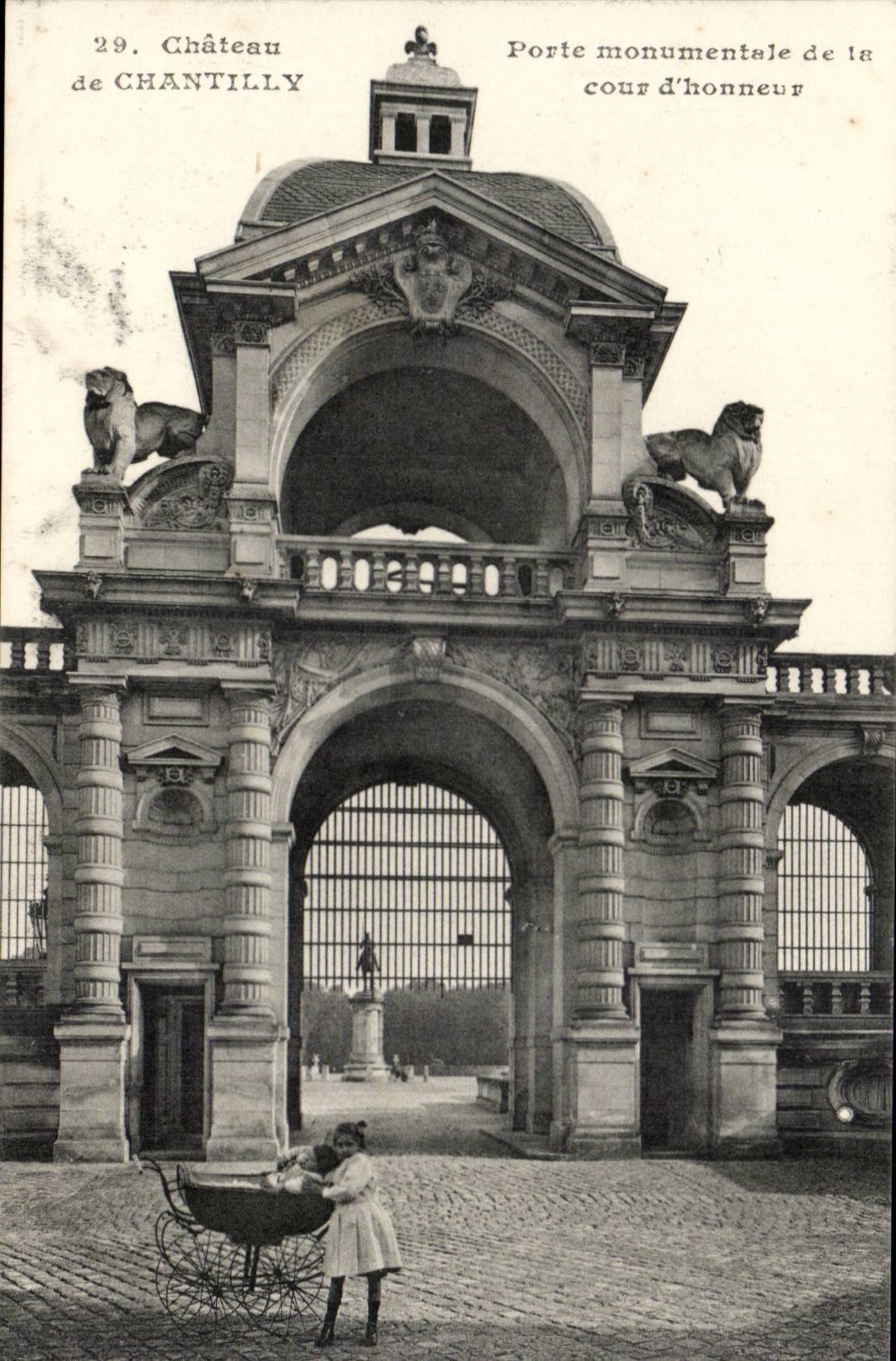 Castle of Chantilly CPA monumental Gate of the main courtyard