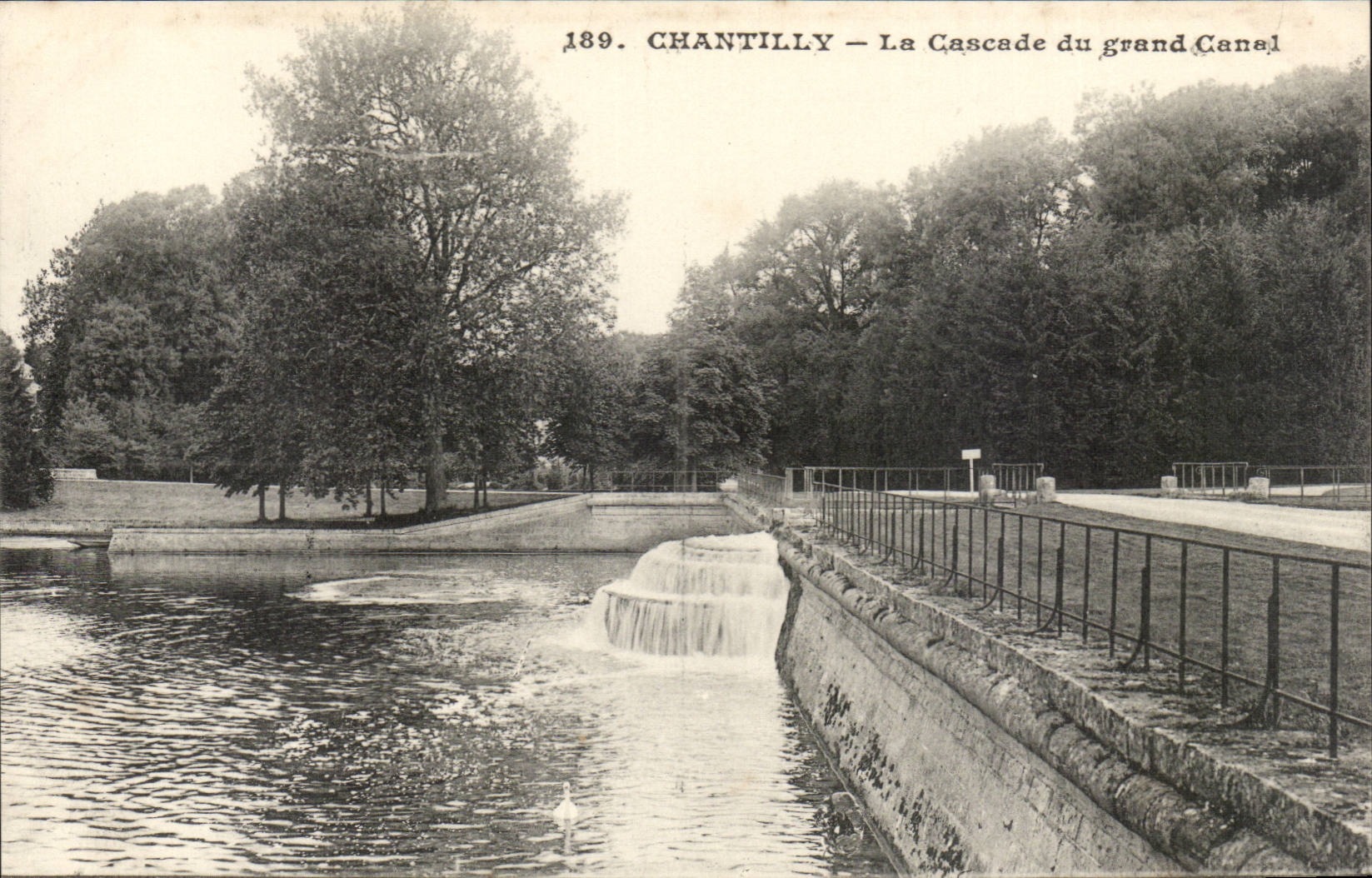 CPA Castle of Chantilly the cascade of the large Canal