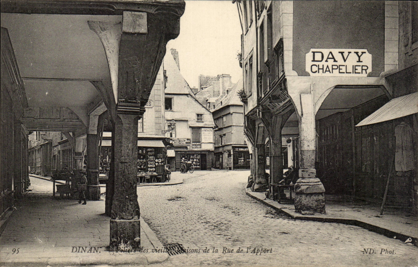 Dinan CPA Pillars of the old houses of the street of the contribution
