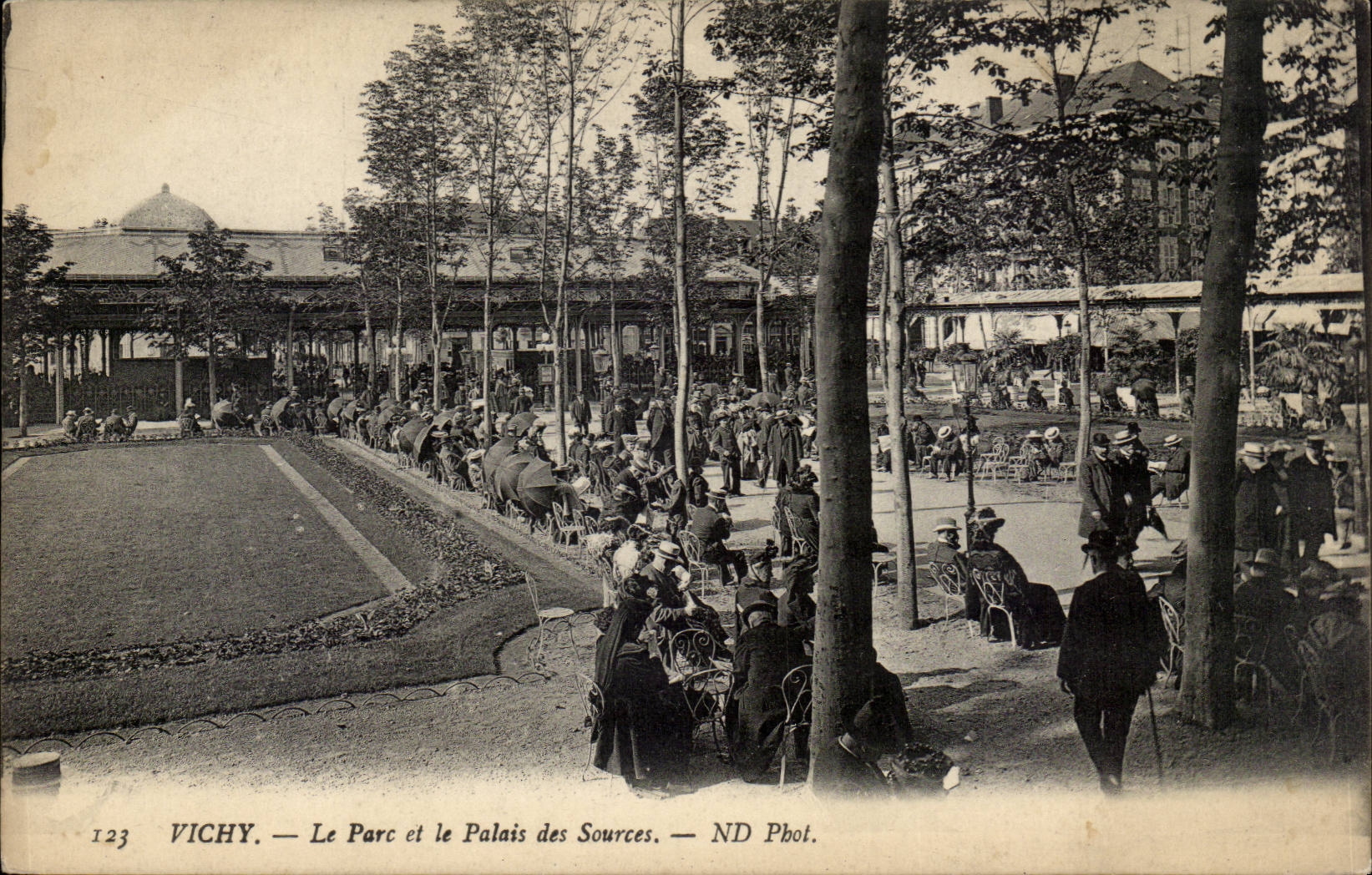 Vichy - Le parc et le Palais es Sources - CPA 