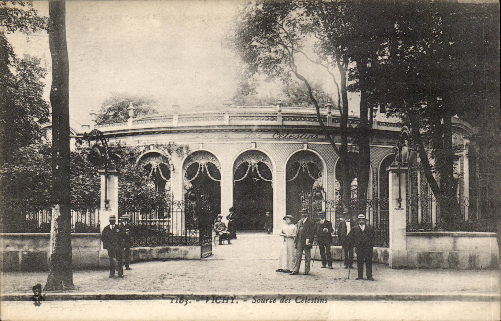 Vichy - Source des Celestins - CPA 