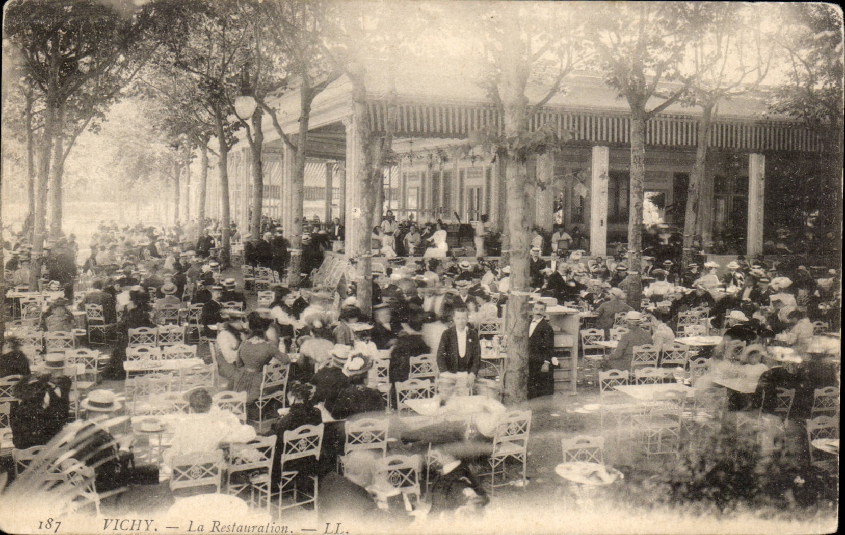 Vichy - La Restauration - CPA 