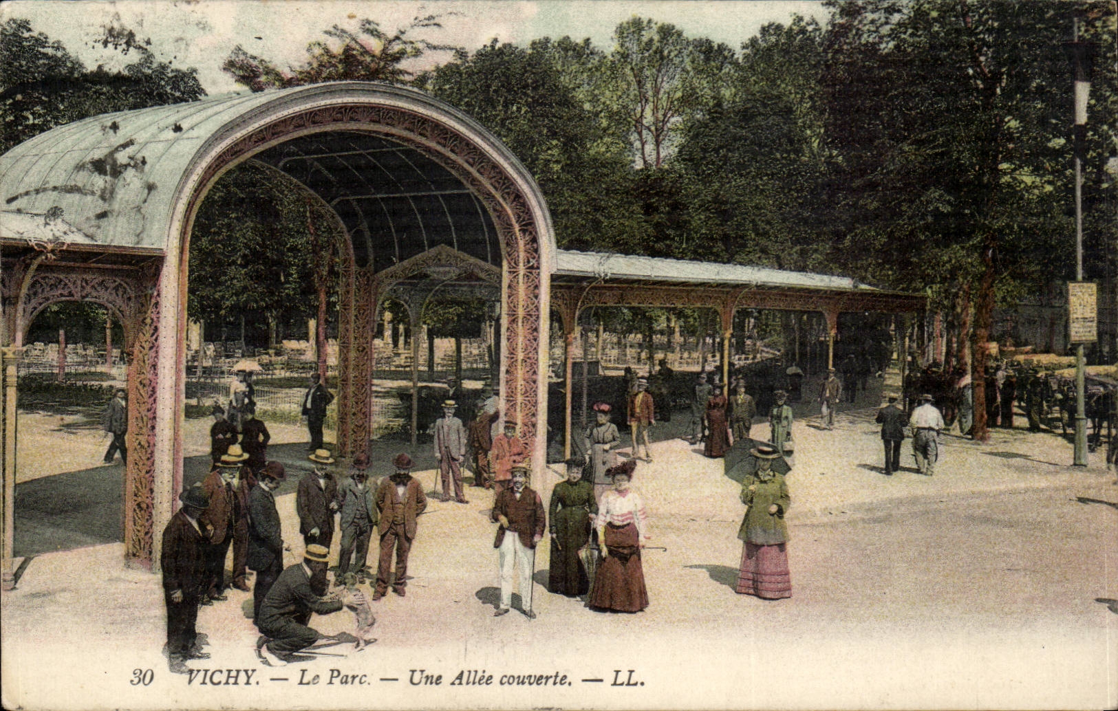 Vichy - Le parc - Une Allee couverte - CPA 