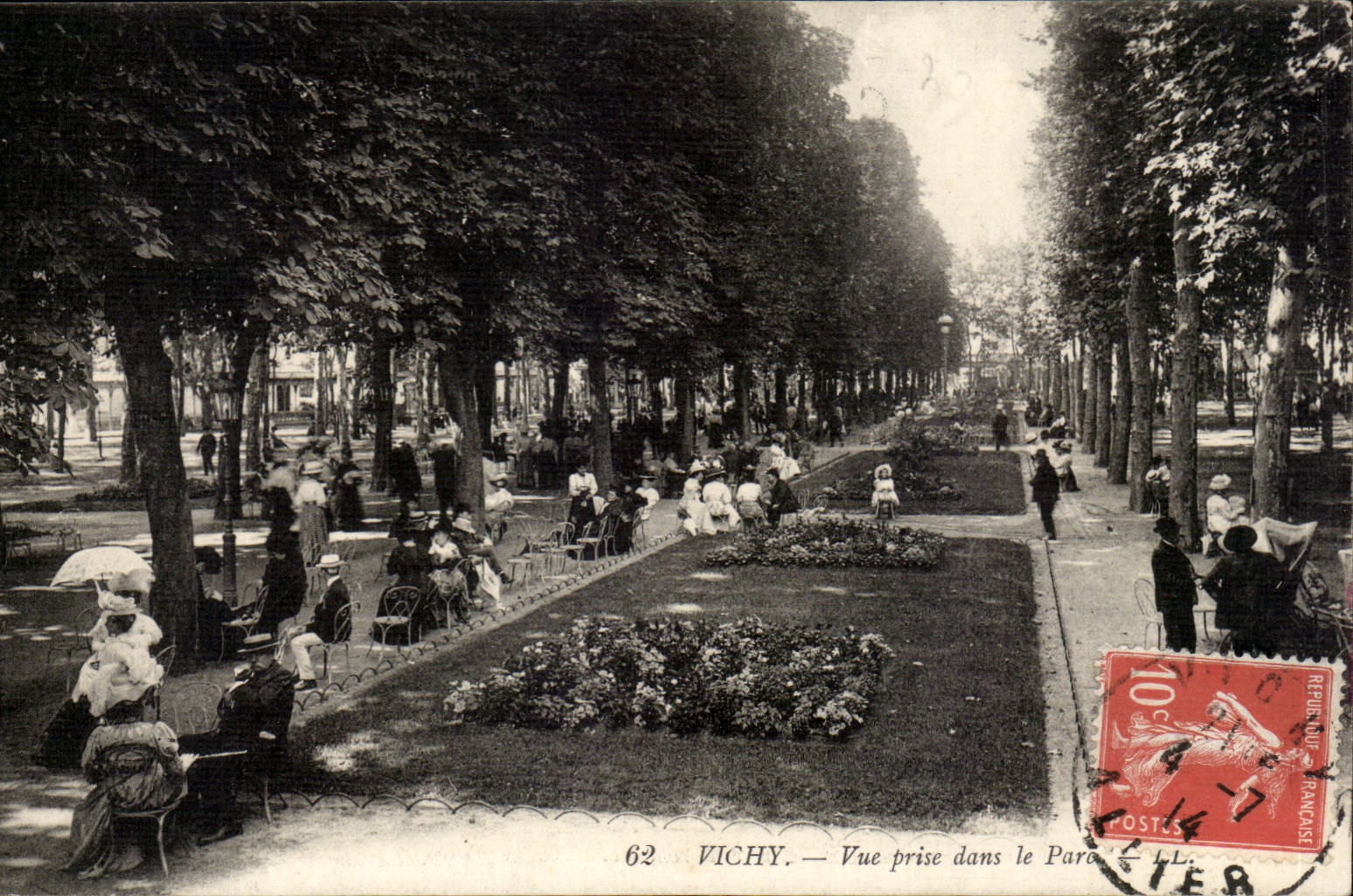 Vichy - Vue prise dans le parc - CPA 