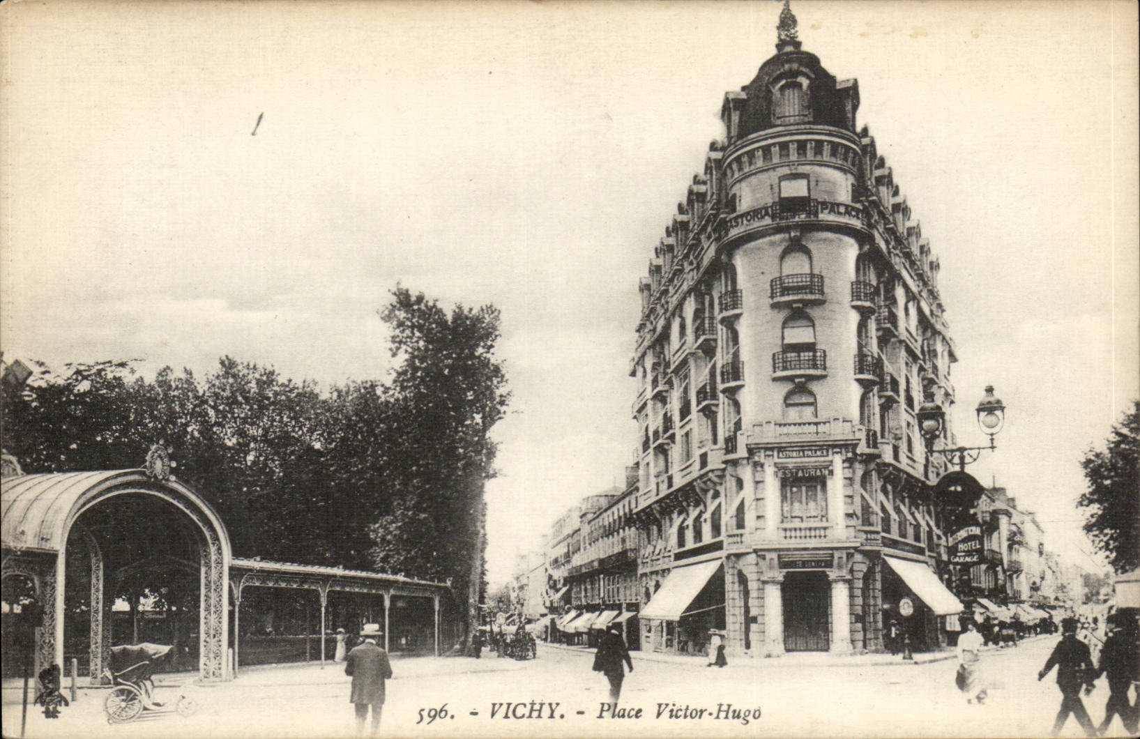 Vichy - Place Victor Hugo - CPA 