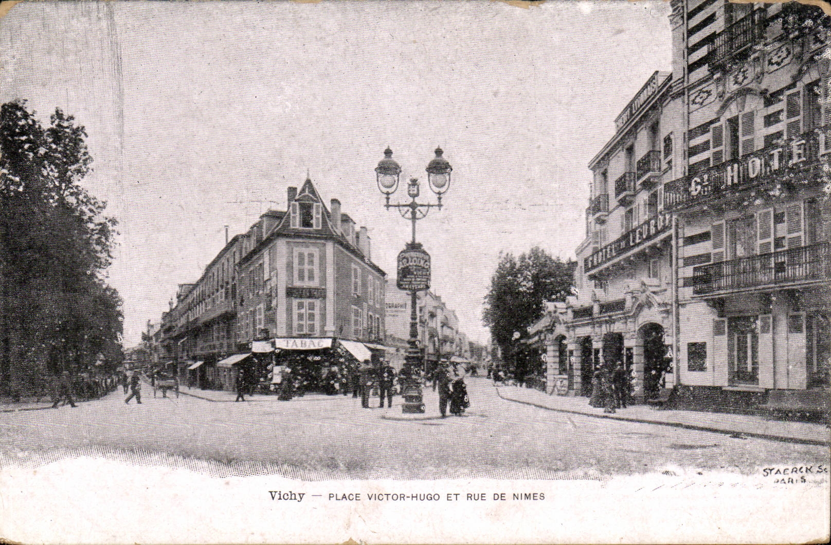 Vichy - Place Victor Hugo - et rue de Nimes - CPA 