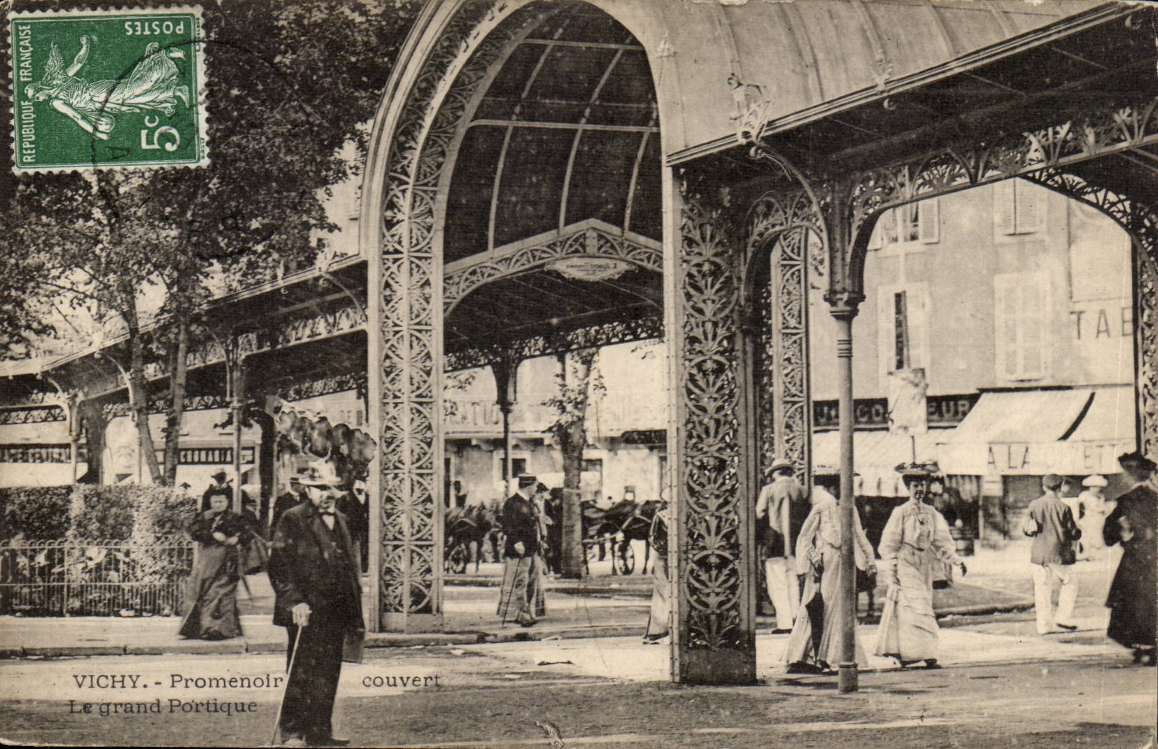 Vichy - Promenoir couvert la grand Portique - CPA