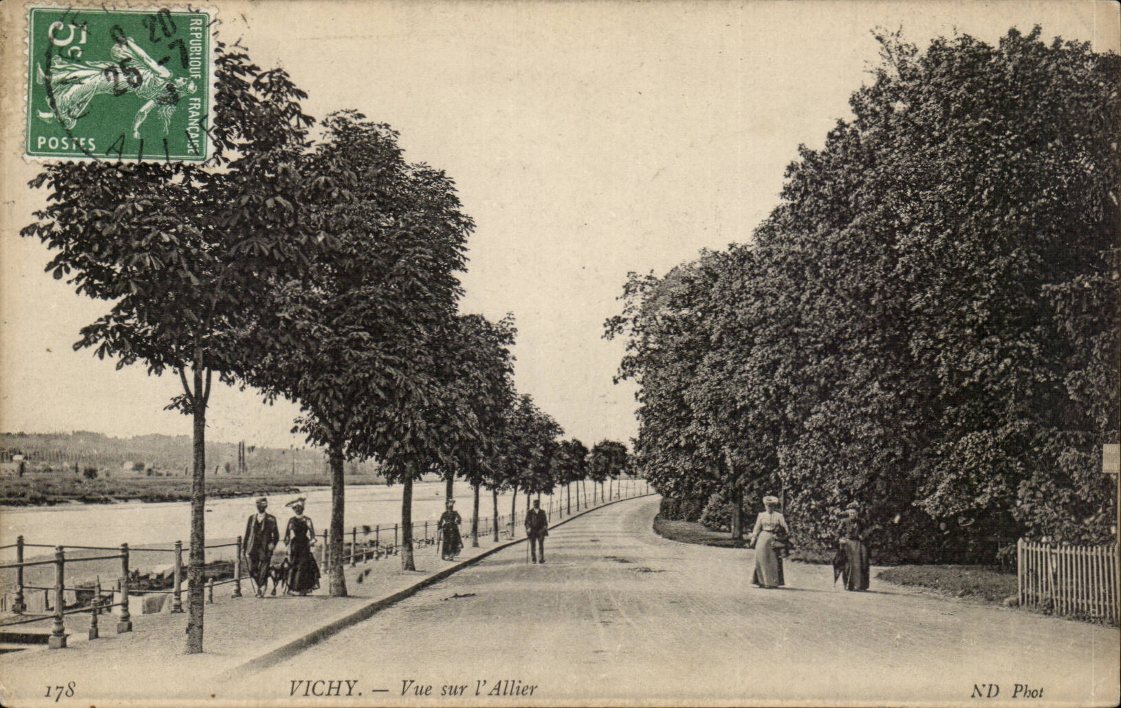 Vichy - Vue sur l'Allier - CPA 