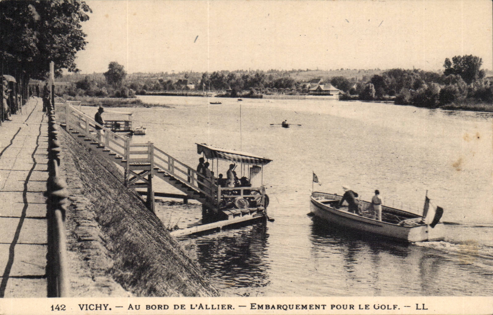 Vichy - Au Bord de L'Allier - Embarbarquement pour le Golf - sport - CPA 