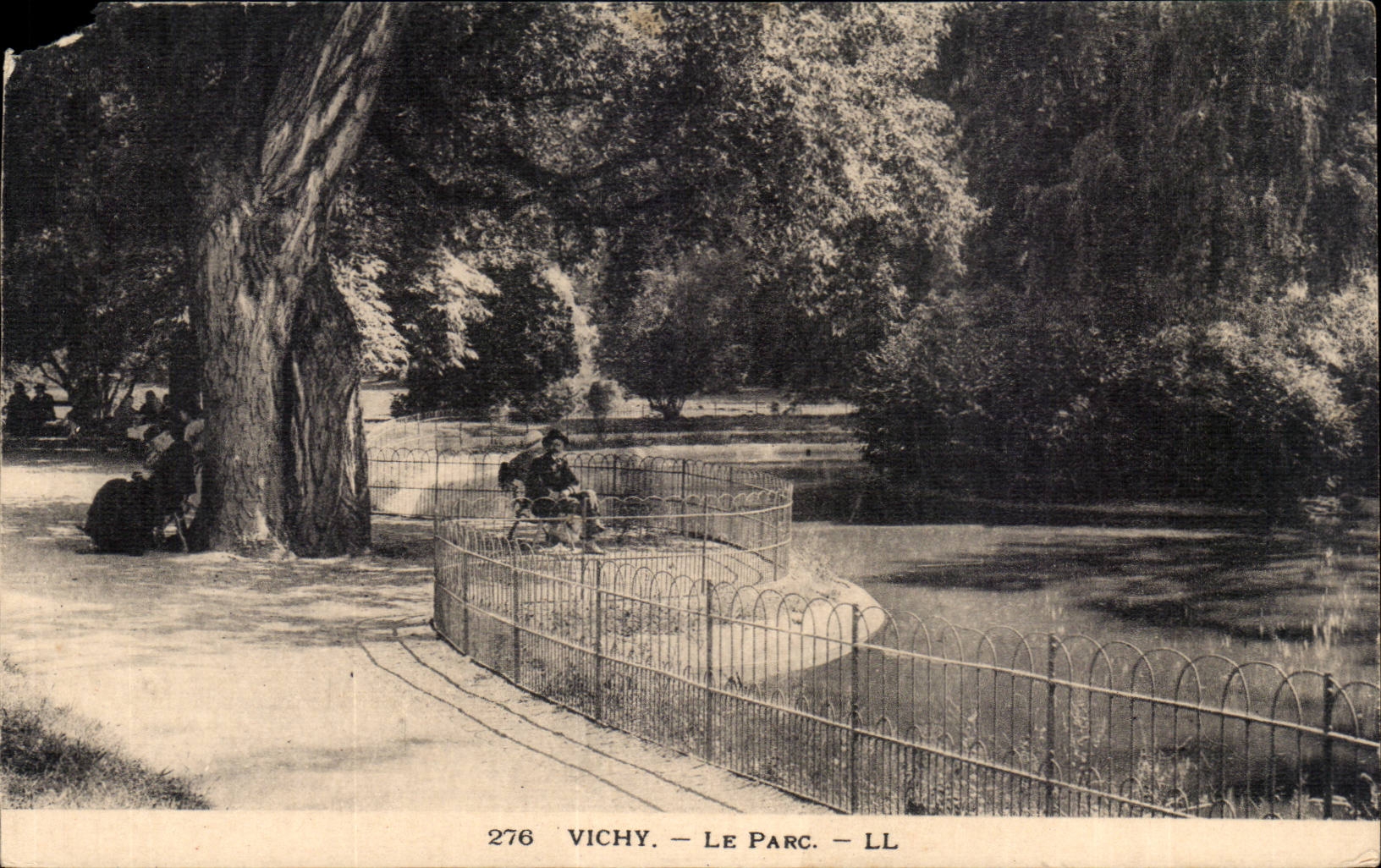 Vichy - Le Parc - corner missing - CPA 