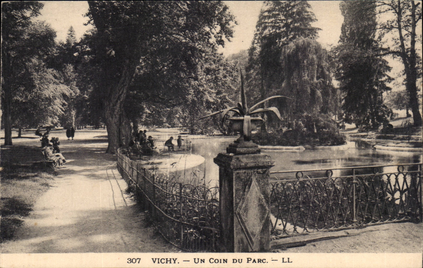 Vichy - Un Coin du Parc - CPA 