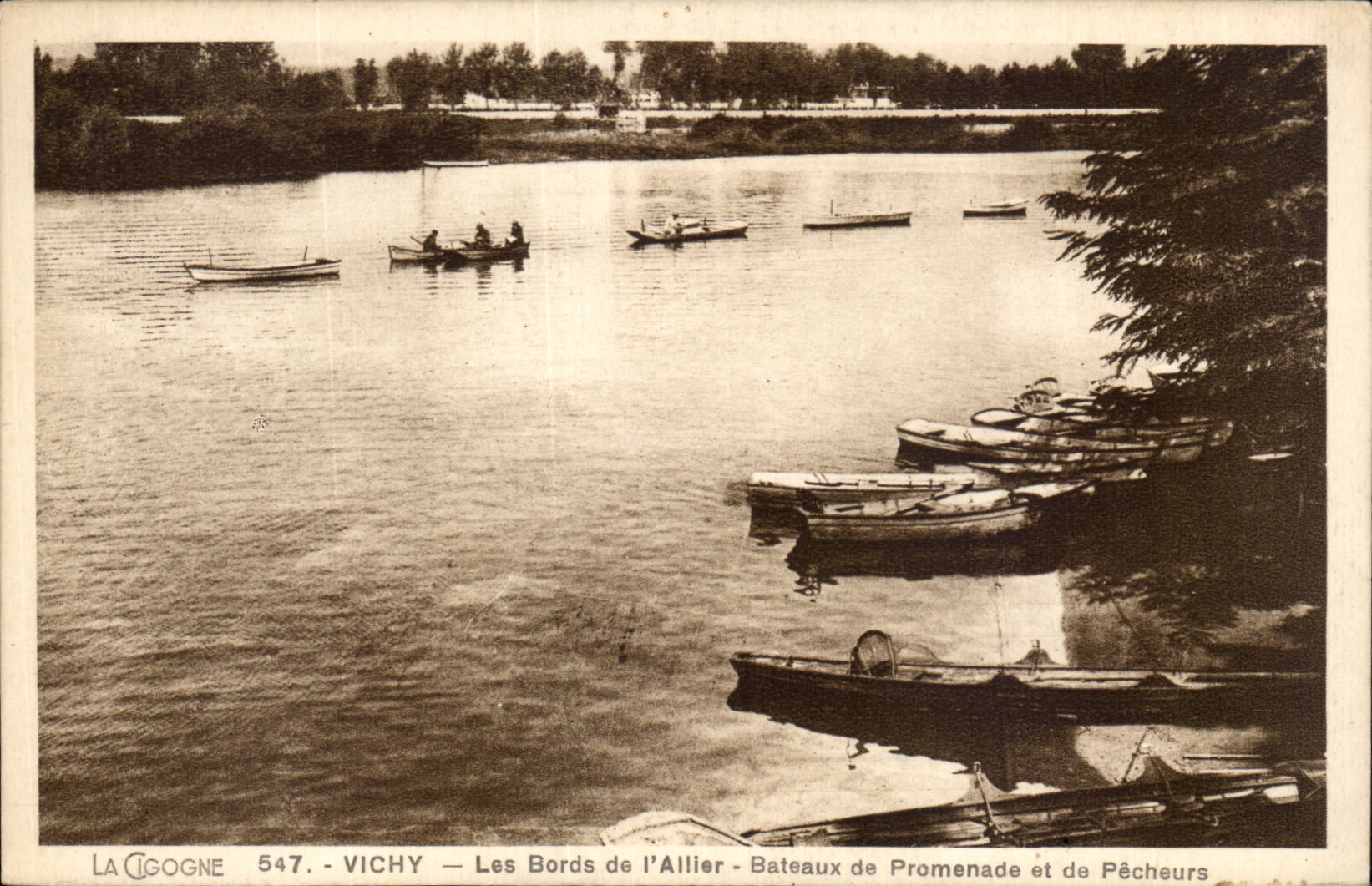 Vichy - Les Bords de l'Allier - Bateaux de Promenade et de Pecheurs - CPA 
