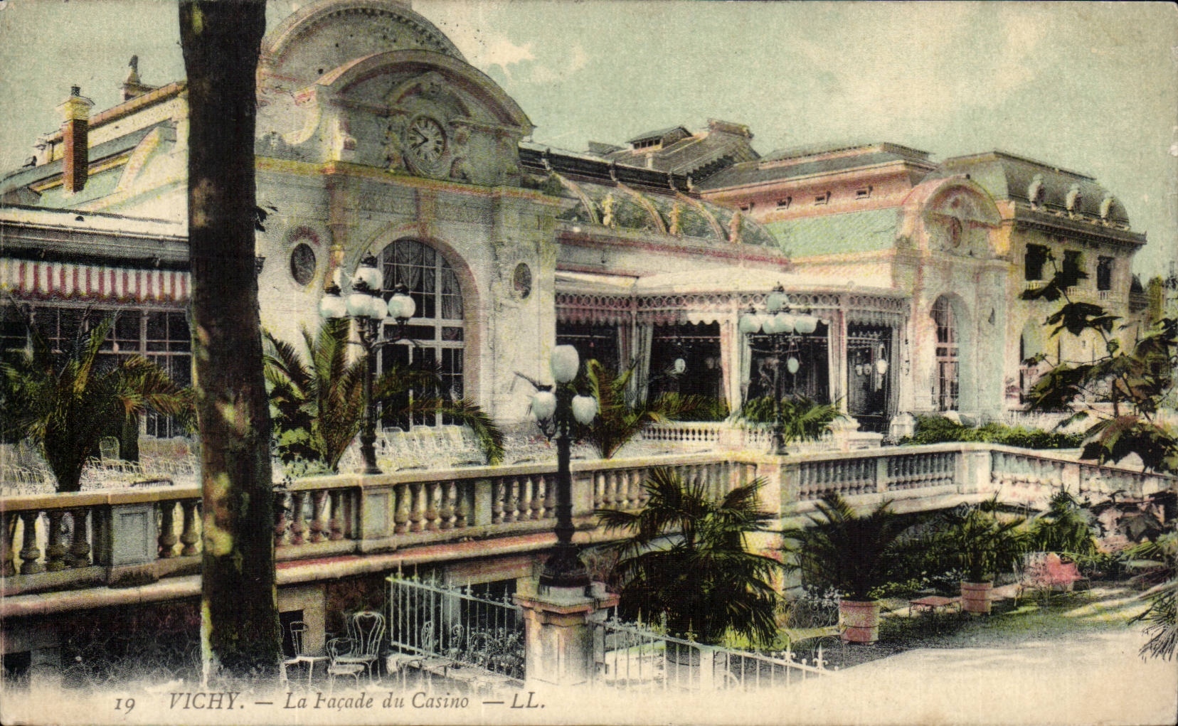 Vichy - La Facade du Casino - CPA 