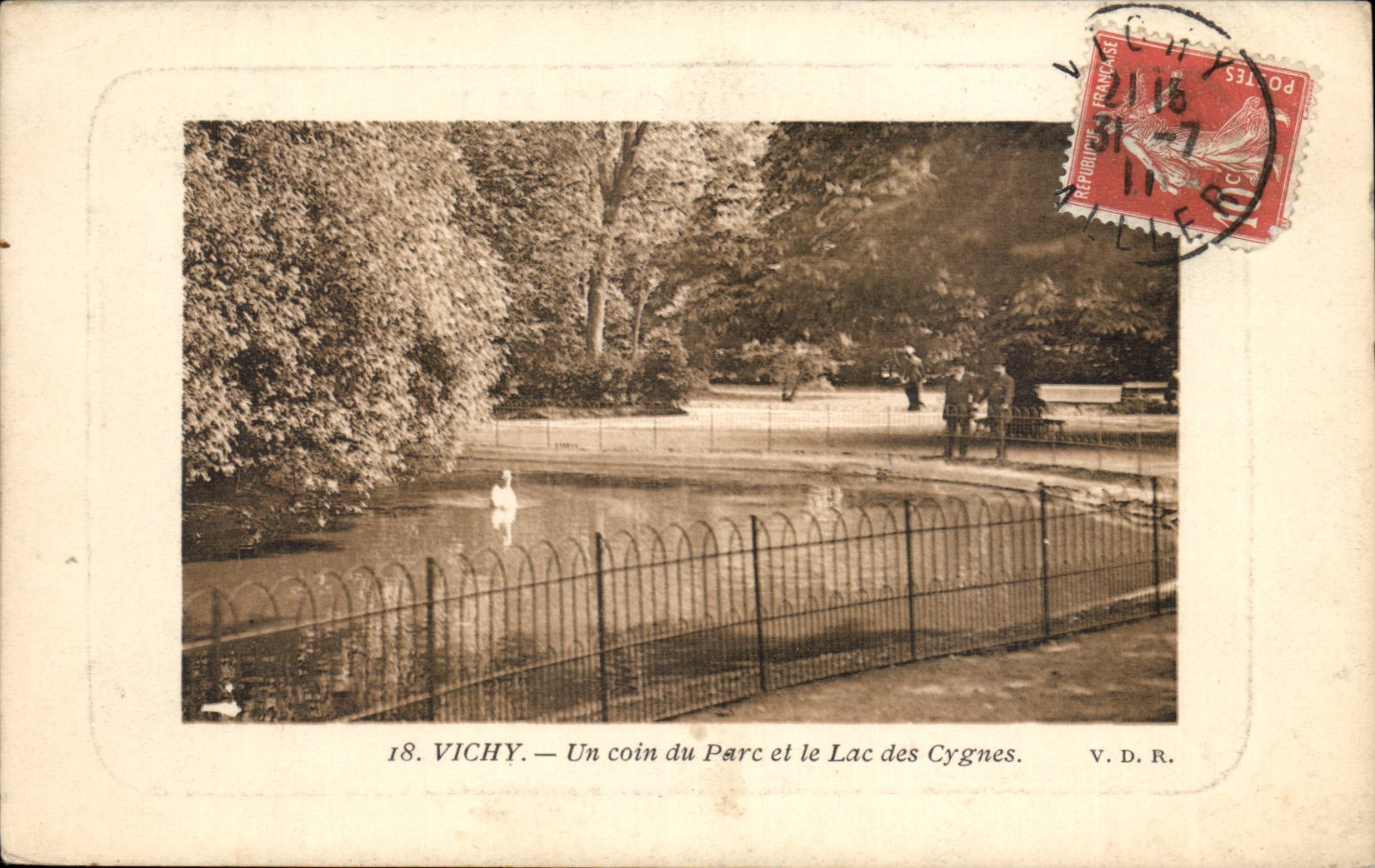 Vichy - Un Coin du parc et le lac des Cygnes - CPA 